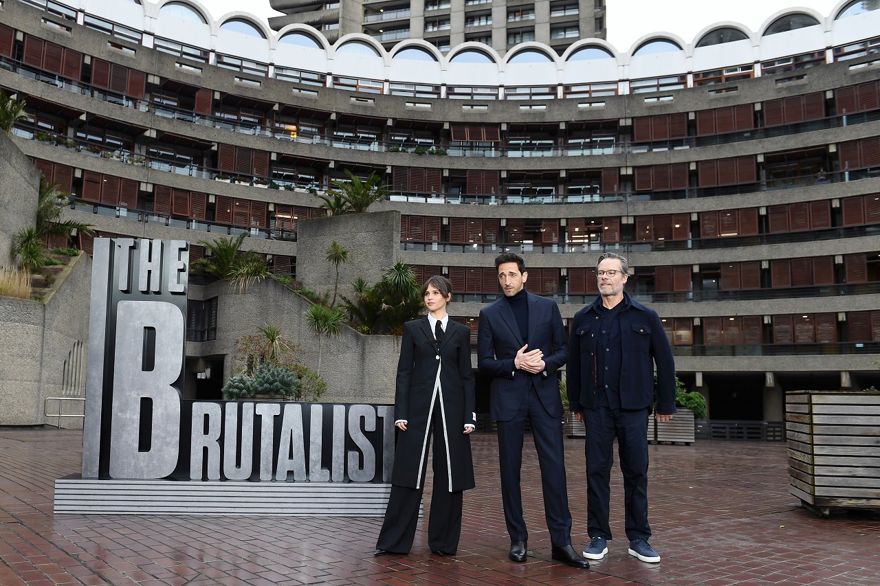 Звезды фильма «Бруталист» Эдриен Броуди, Фелисити Джонс и Гай Пирс на показе в Лондоне (фото: Joe Maher/Getty Images)