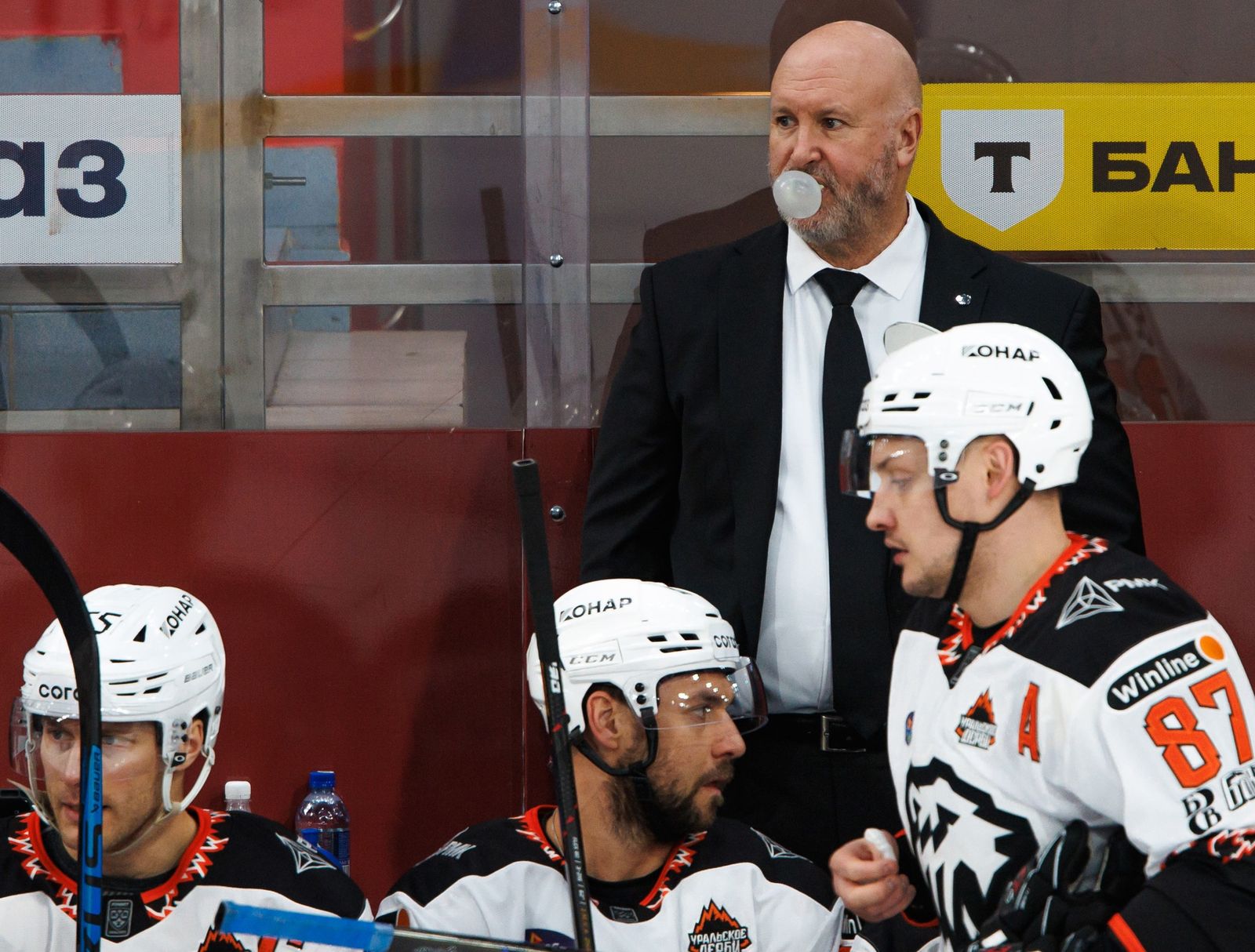 Главный тренер «Трактора» Бенуа Гру и хоккеисты челябинской команды. Фото: ХК «Трактор»