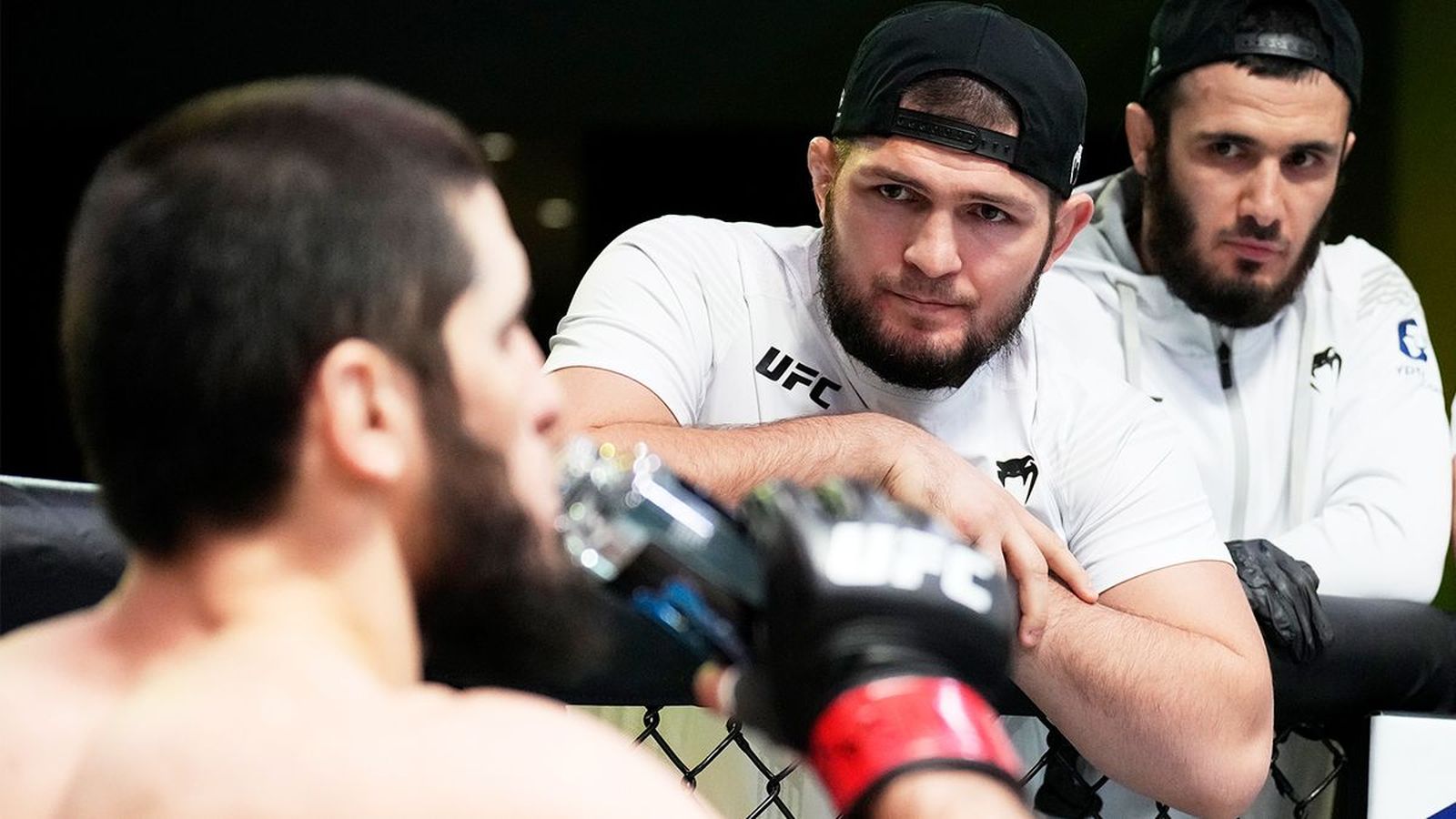 Хабиб Нурмагомедов в углу Ислама Махачева. Фото: Getty Images