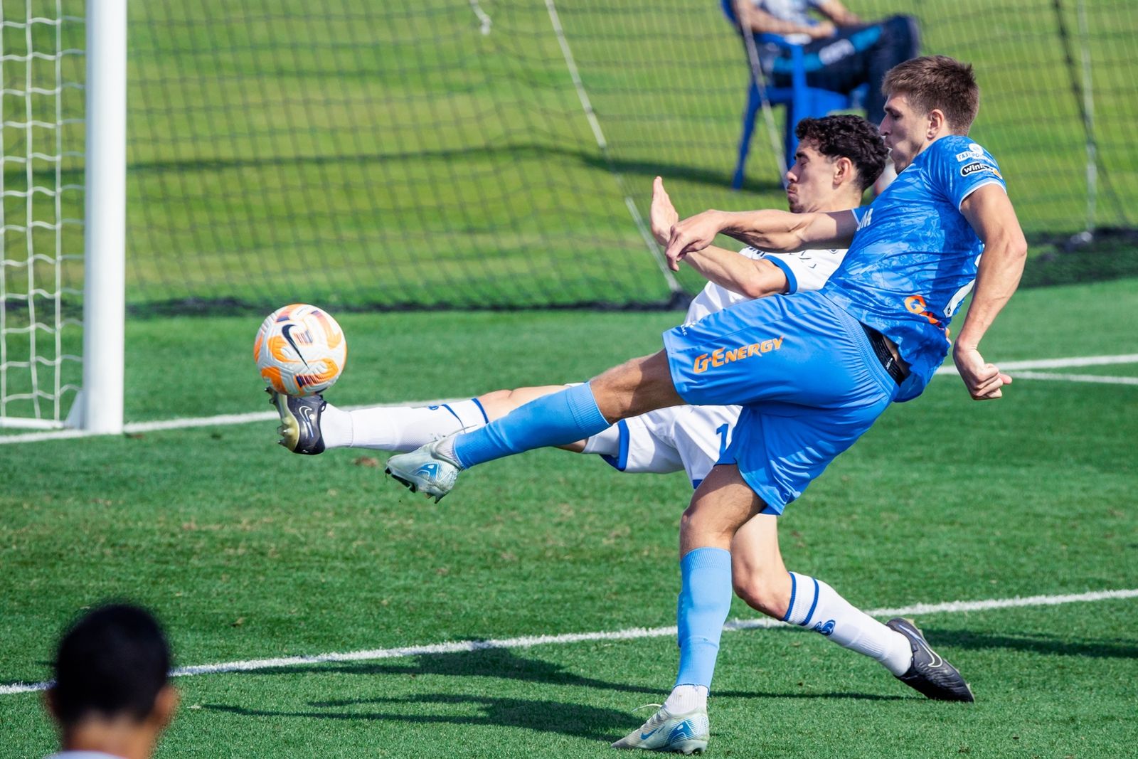 Защитник «Динамо» Николас Маричаль и нападающий «Зенита» Александр Соболев в контрольном матче на сборах в Катаре в январе 2025 года. Фото: ФК «Зенит»
