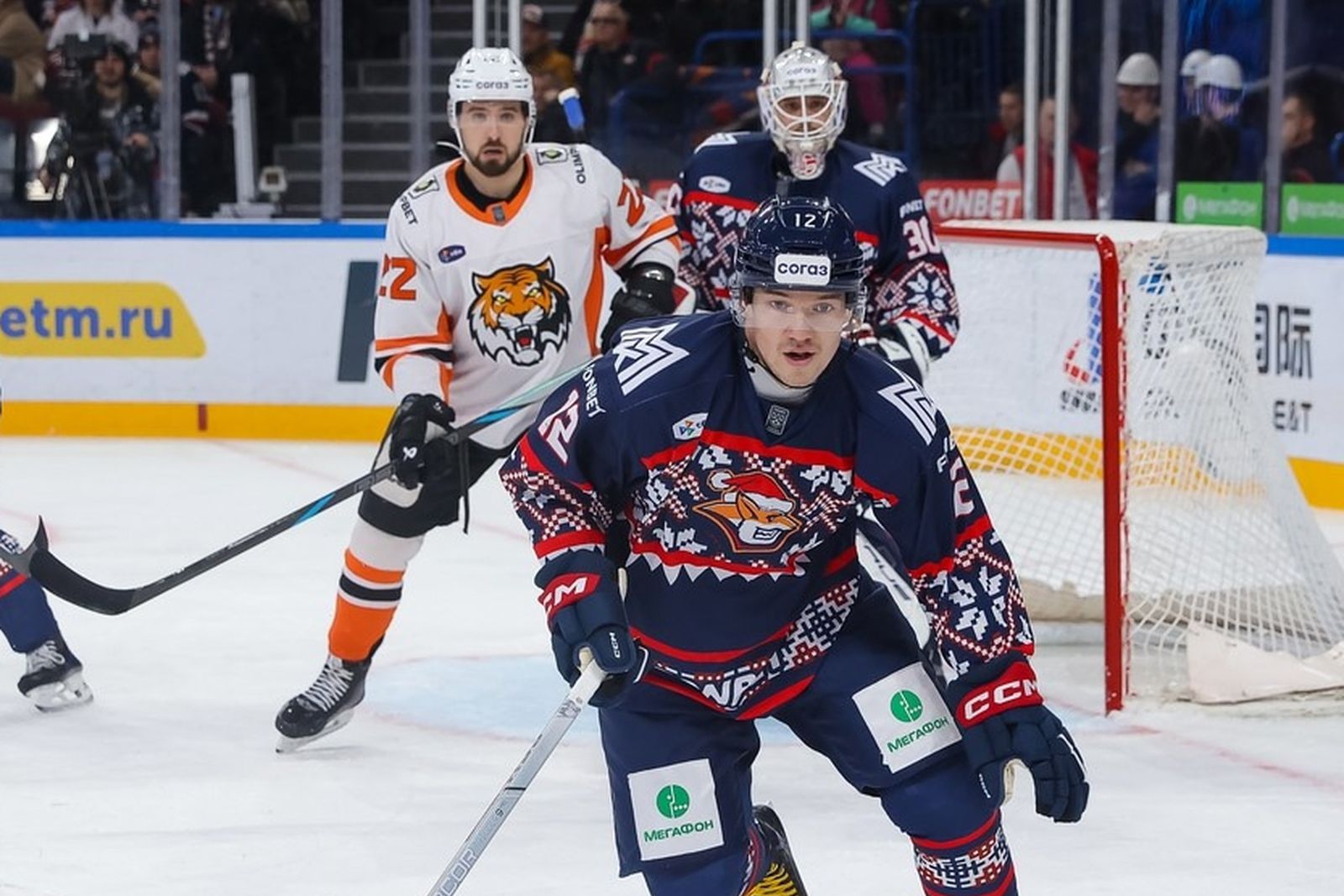 Защитник «Металлурга» Никита Камалов в матче КХЛ с «Амуром» в январе 2025 года. Фото: metallurg.ru