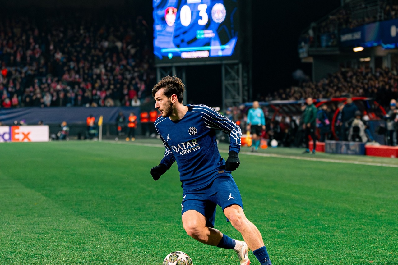 Хвича Кварацхелия («Пари Сен-Жермен») в матче с «Брестом» (фото: соцсети клуба)