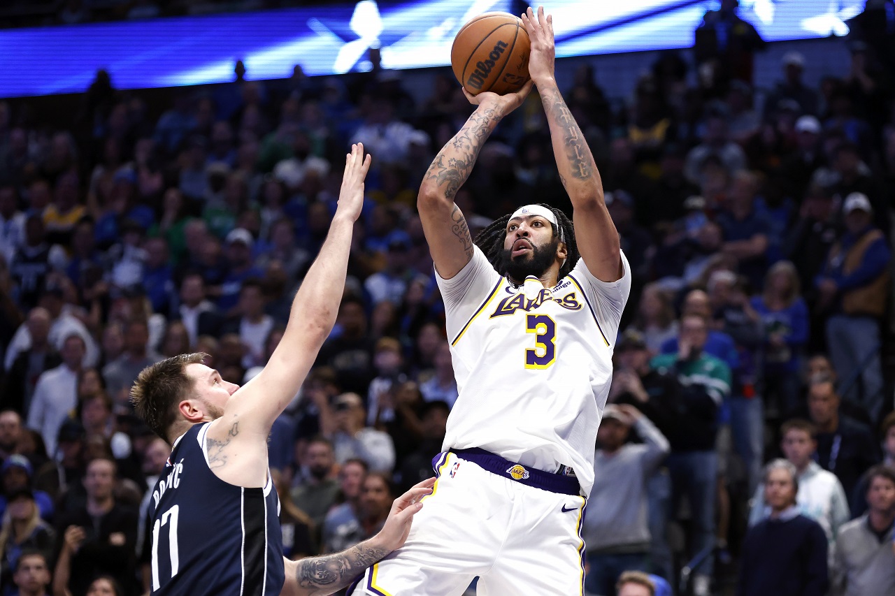 Энтони Дэвис («Лос-Анджелес Лейкерс») и Лука Дончич («Даллас Маверикс») (фото: Ron Jenkins/Getty Images)