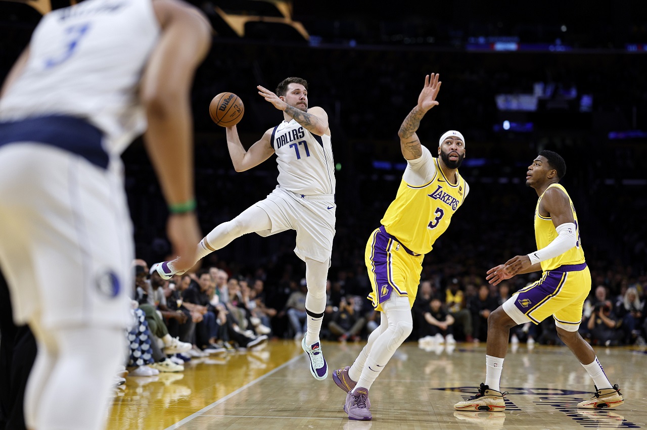 Лука Дончич («Даллас Маверикс») и Энтони Дэвис («Лос-Анджелес Лейкерс»)