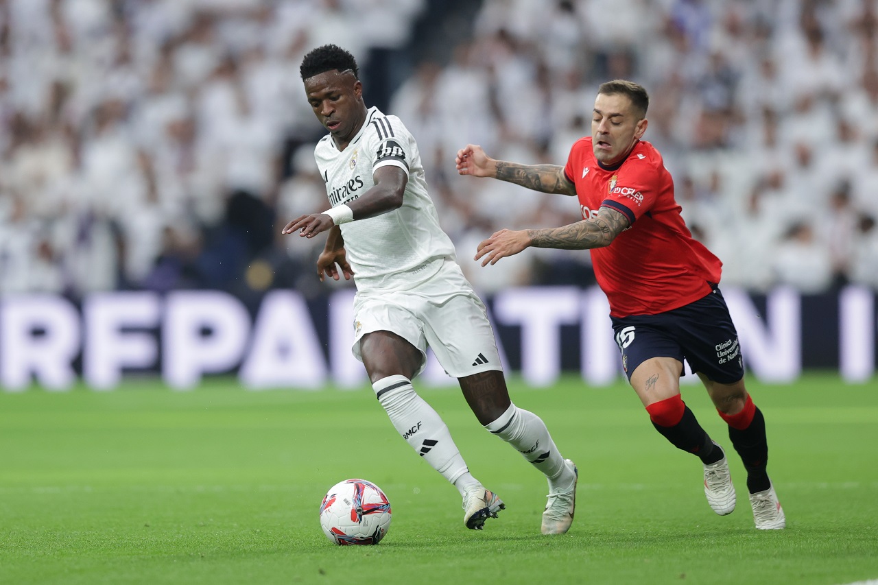 Винисиус Жуниор («Реал» Мадрид) и Рубен Пенья («Осасуна») (фото: Gonzalo Arroyo Moreno/Getty Images)