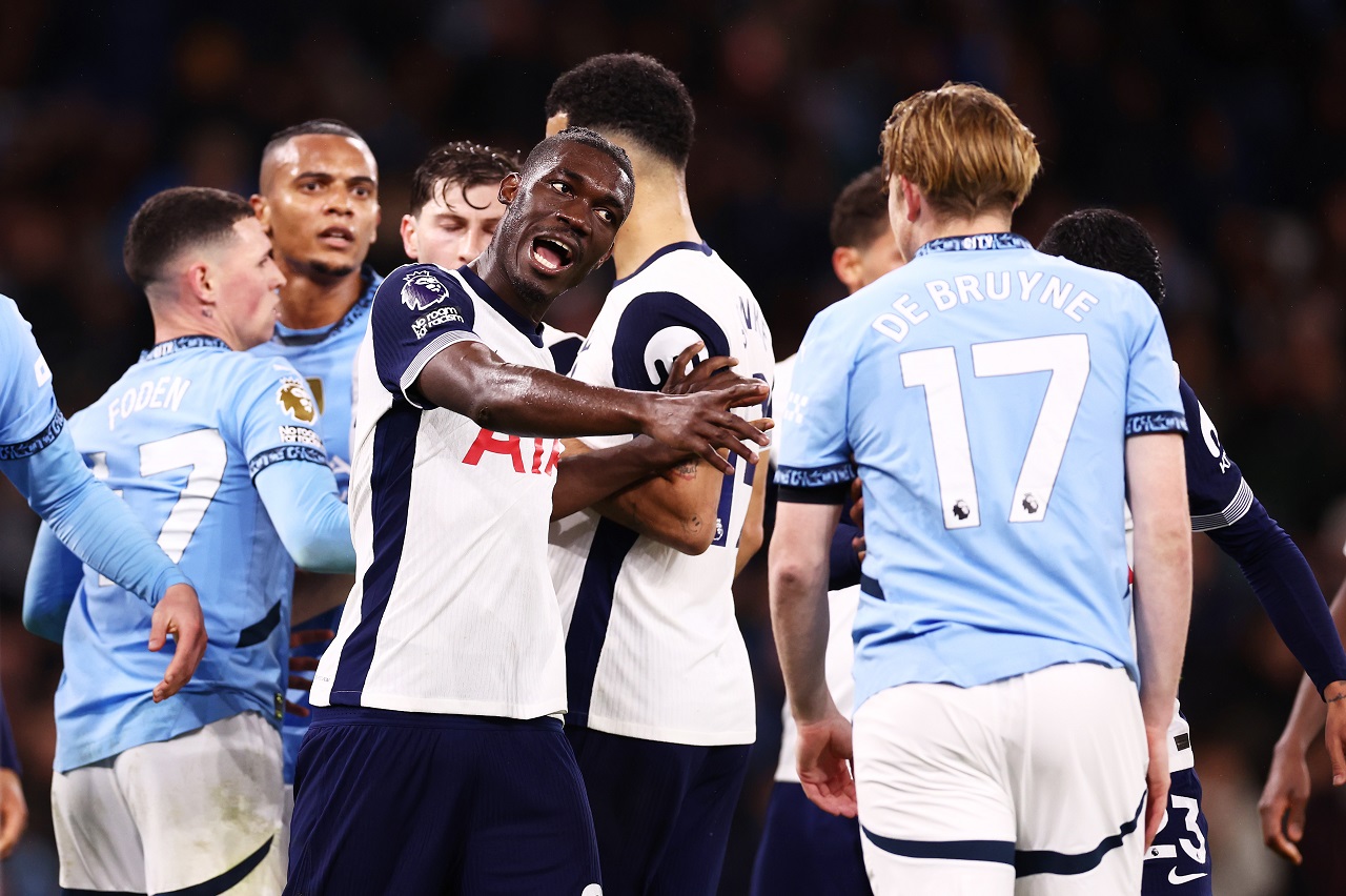 Ив Биссума («Тоттенхэм») и Кевин де Брюйне («Манчестер Сити») (фото: Naomi Baker/Getty Images)