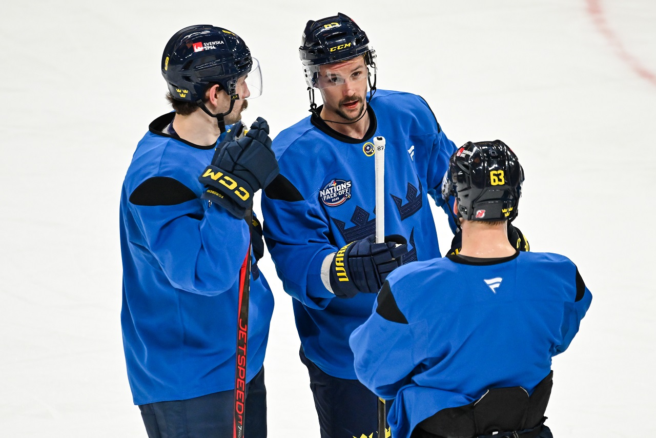 Филип Форсберг, Эрик Карлссон и Йеспер Братт, Швеция, Турнир четырех наций (фото: Minas Panagiotakis/Getty Images)