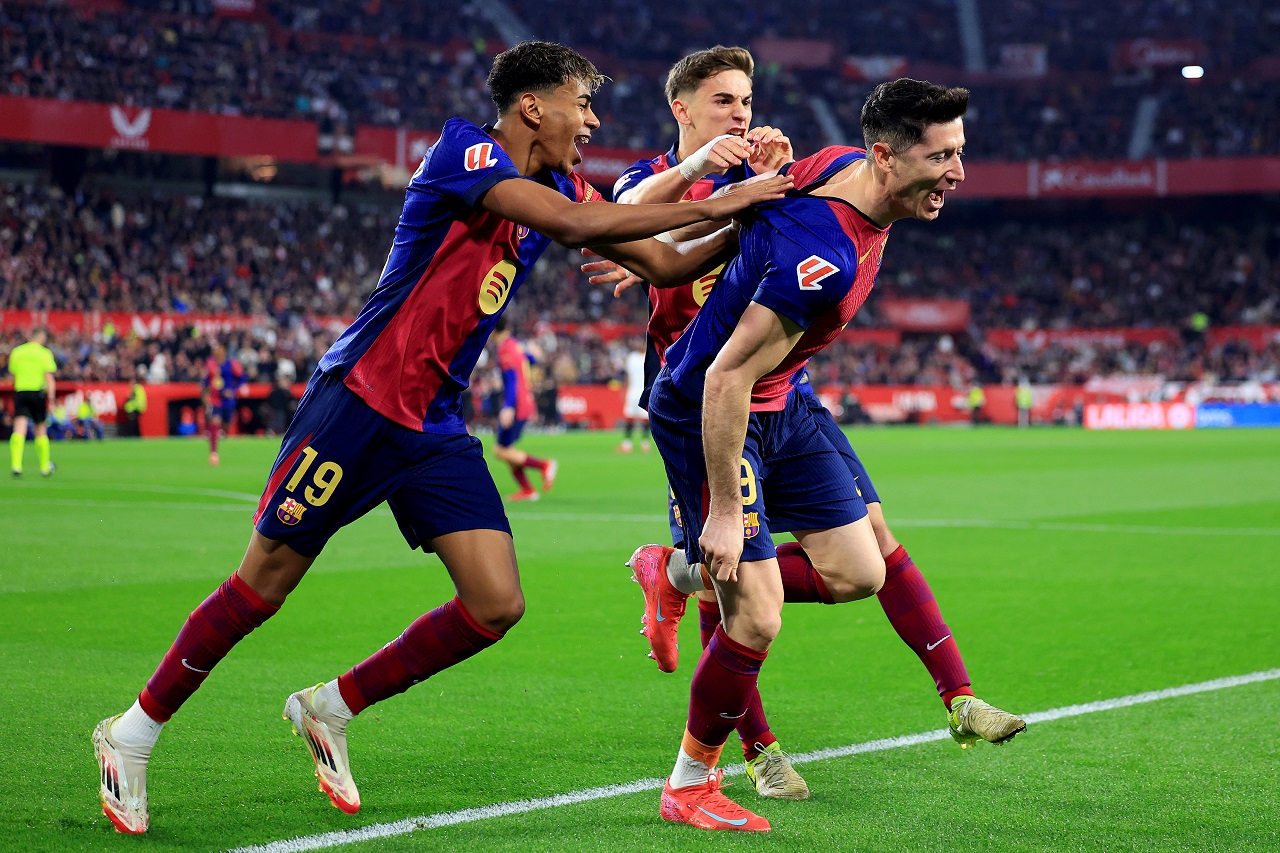 Ламин Ямаль и Роберт Левандовский, «Барселона» (фото: Fran Santiago/Getty Images)