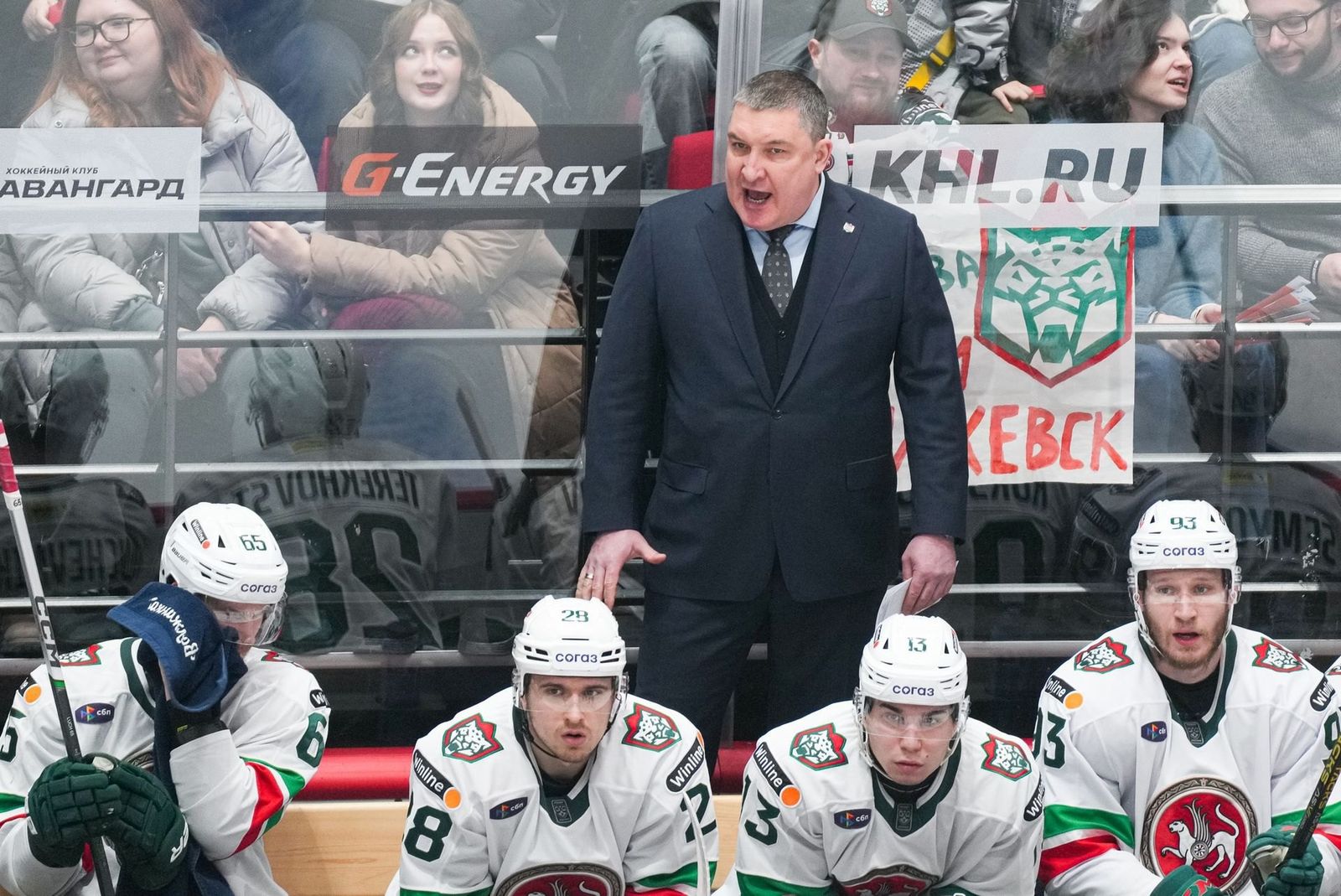 Главный тренер «Ак Барса» Анвар Гатиятулин и хоккеисты команды в выездном матче КХЛ с «Авангардом» в феврале 2025 года. Фото: ak-bars.ru