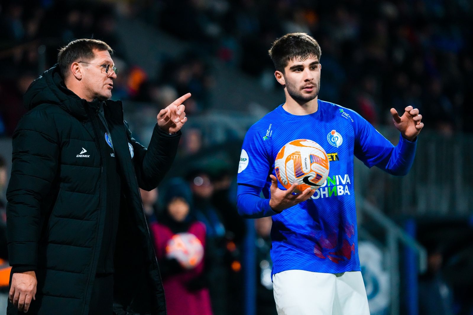 Главный тренер «Факела» Дмитрий Пятибратов и защитник команды Макс Дзиов. Фото: fakelfc.ru