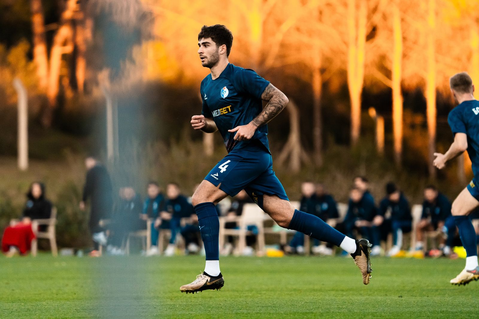 Защитник «Факела» Макс Дзиов. Фото: fakelfc.ru