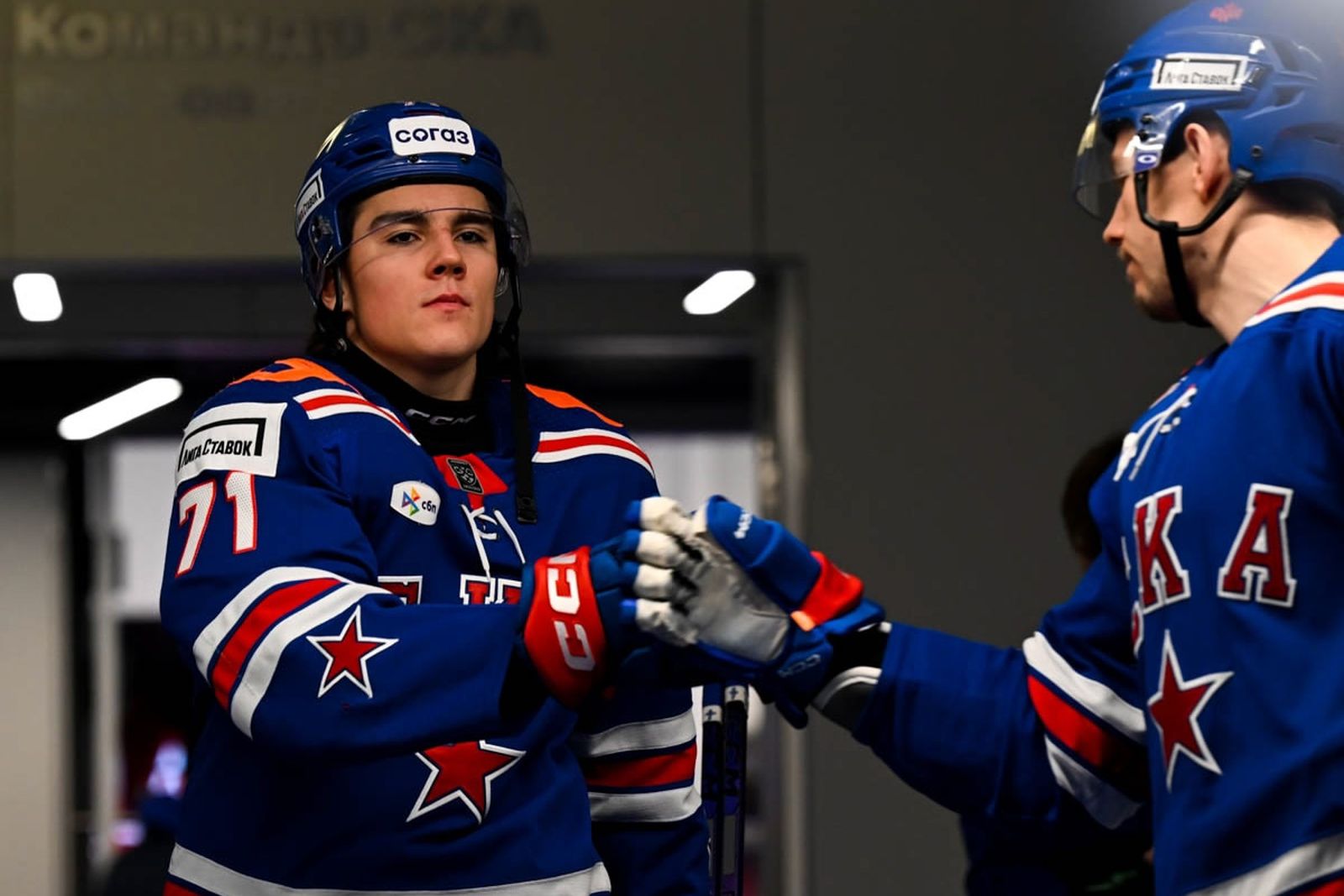 Нападающий СКА Матвей Короткий (слева). Фото: ska.ru