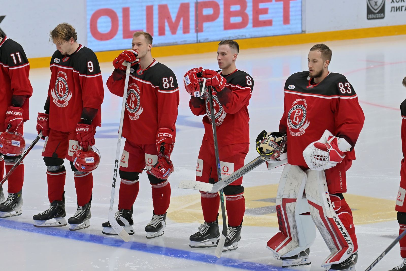 Хоккеисты «Витязя» перед домашним матчем КХЛ. Справа — вратарь Максим Дорожко. Фото: ХК «Витязь»