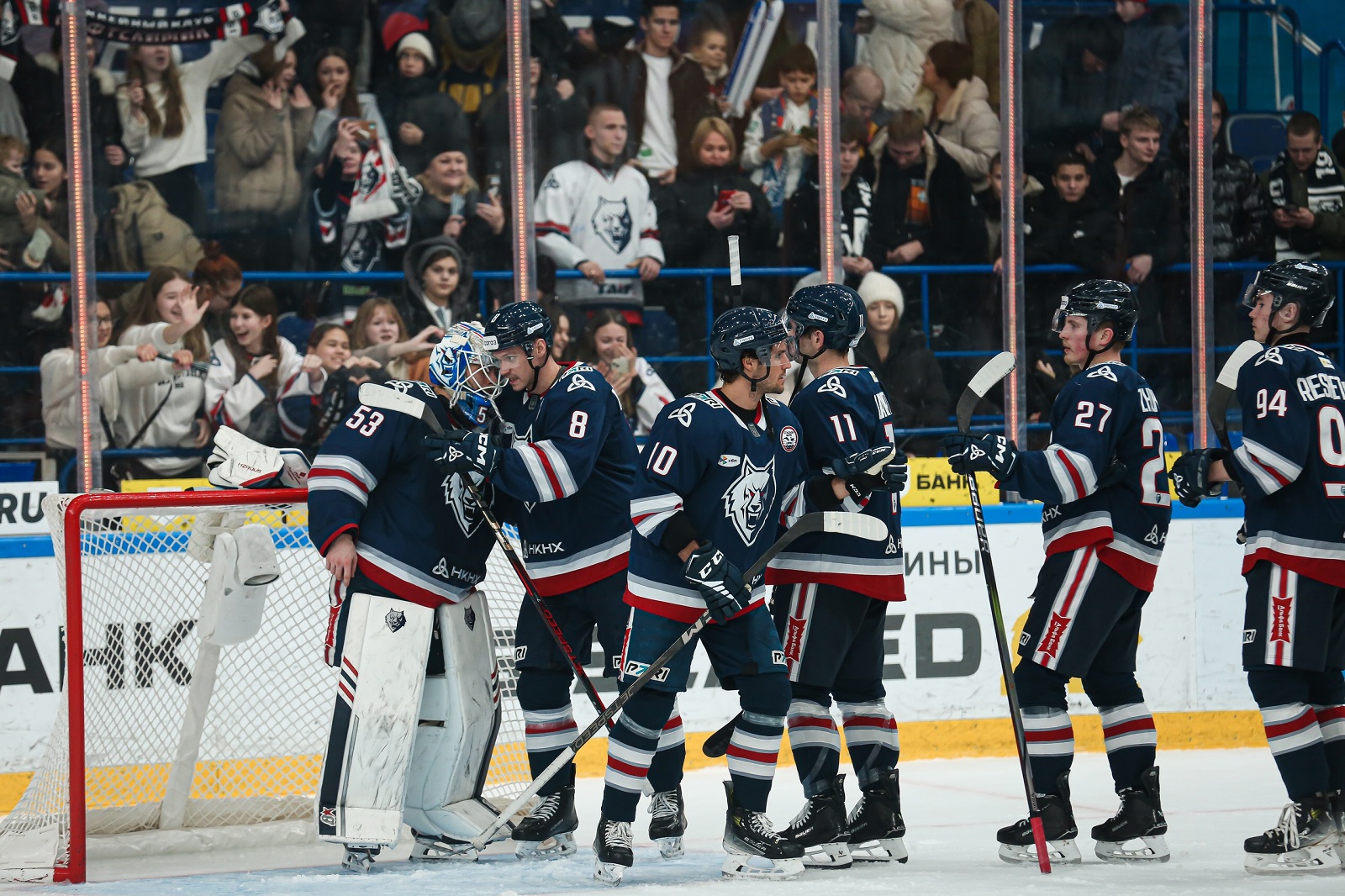 Хоккейная команда «Нефтехимик» празднует победу / hcnh.ru