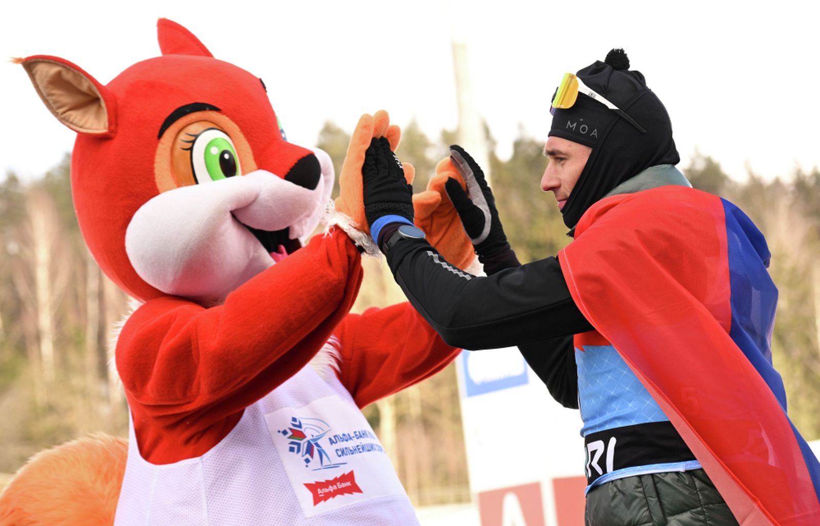 Саид Каримулла Халили (Россия), завоевавший 2-е место в гонке преследования на 12,5 км среди мужчин Кубка сильнейших по биатлону в Раубичах в феврале 2025 года, на церемонии награждения. Фото: Алексей Филиппов/РИА Новости ©