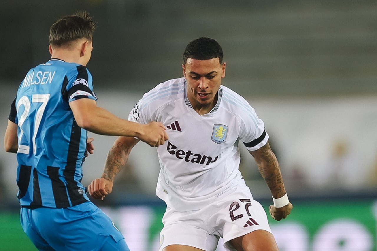 Морган Роджерс («Астон Вилла») и Каспер Нильсен («Брюгге») (фото: соцсети «Астон Виллы»)