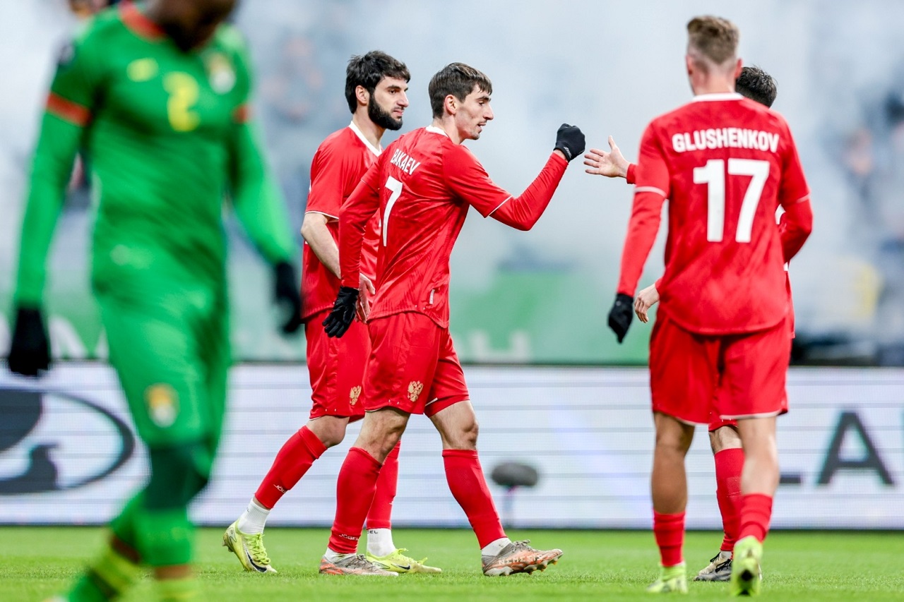 Зелимхан Бакаев и Максим Глушенков, Россия – Гренада (фото: Михаил Шапаев, РФС, rfs.ru)