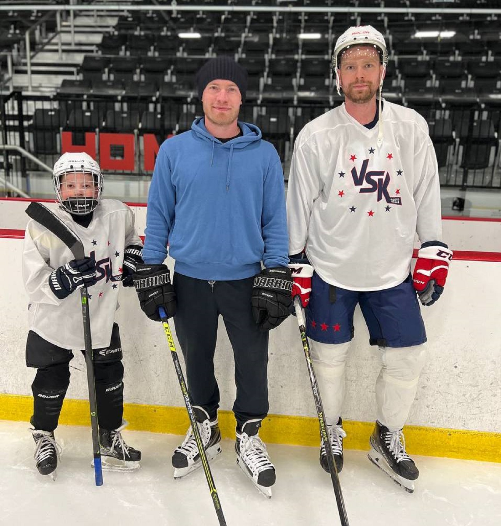 Бывший нападающий ряда клубов КХЛ Вадим Бердников и Евгений Кузнецов. Фото: личный архив