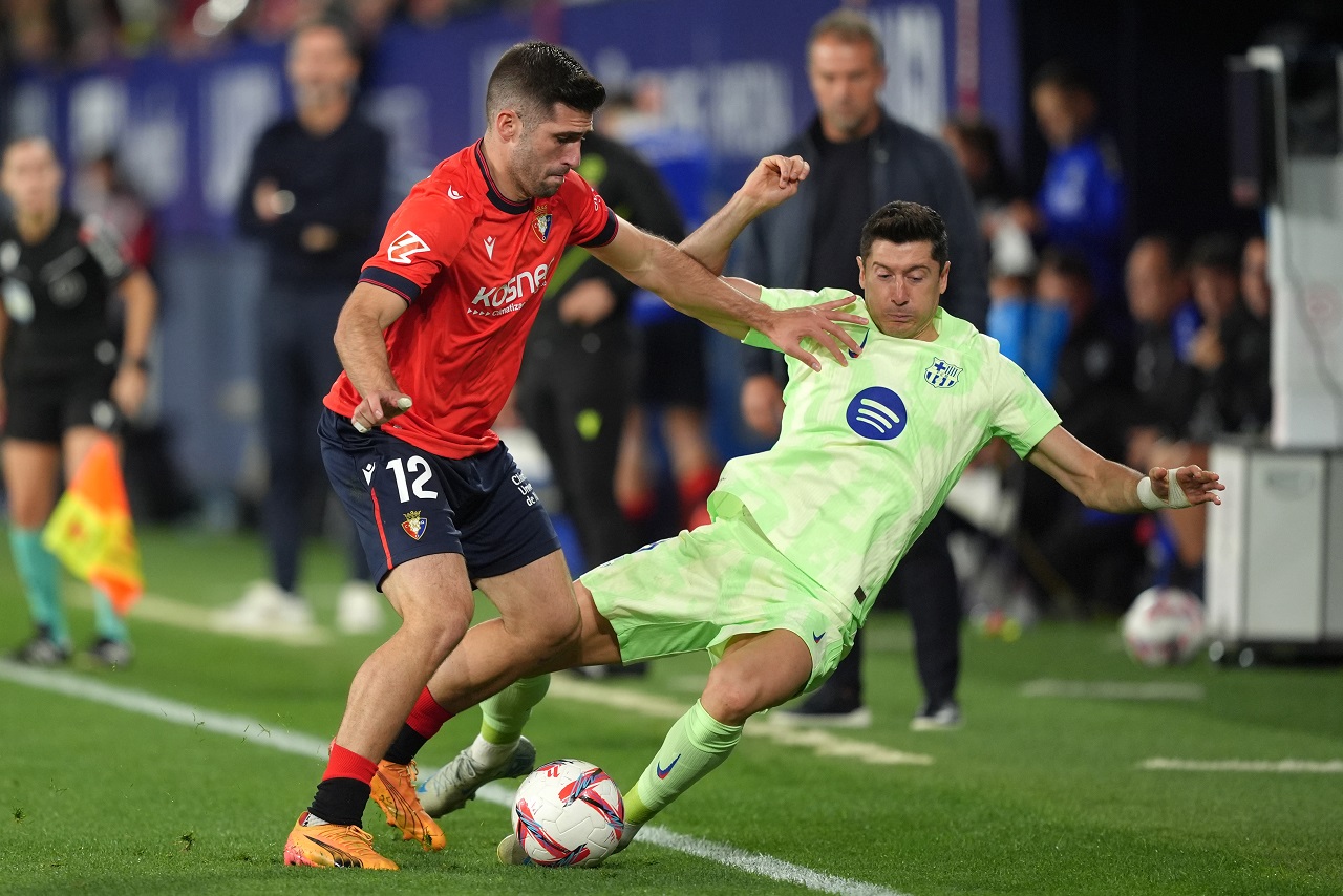 Роберт Левандовский («Барселона») и Хесус Аресо («Осасуна») (фото: Juan Manuel Serrano Arce/Getty Images)