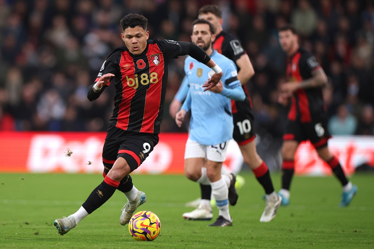 Эванилсон («Борнмут») и Бернарду Силва («Манчестер Сити») (фото: Alex Pantling/Getty Images)