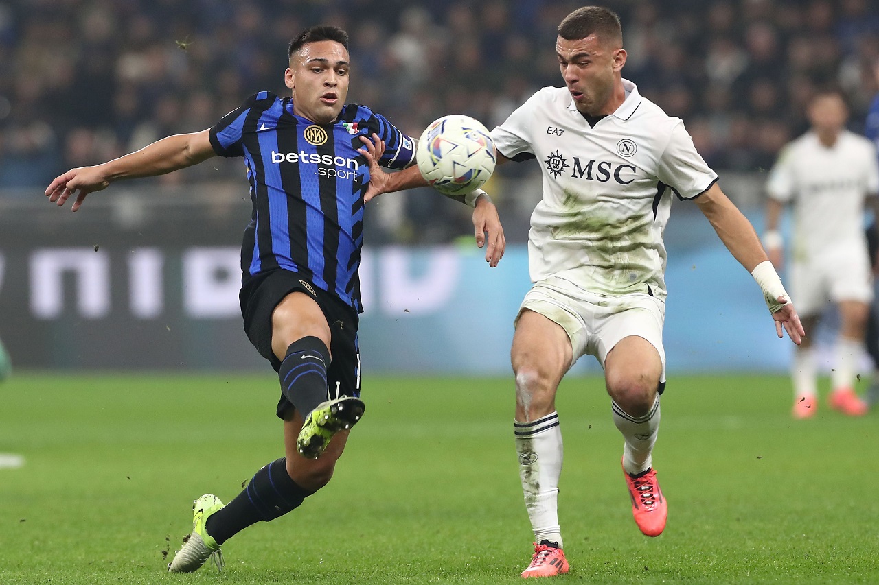 Лаутаро Мартинес («Интер») и Алессандро Буонджорно («Наполи») (фото: Marco Luzzani/Getty Images)