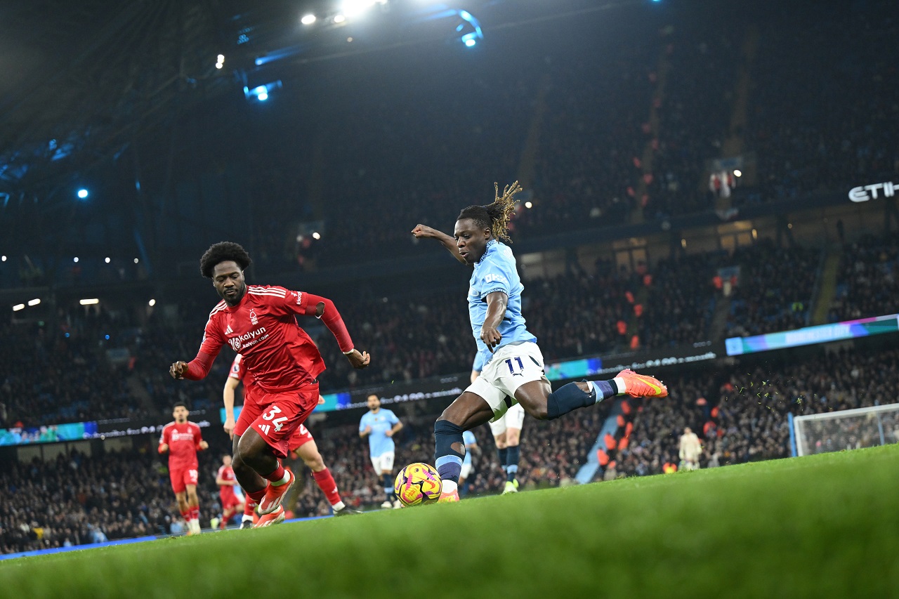 Ола Айна («Ноттингем Форест») и Жереми Доку («Манчестер Сити») (фото: Michael Regan/Getty Images)