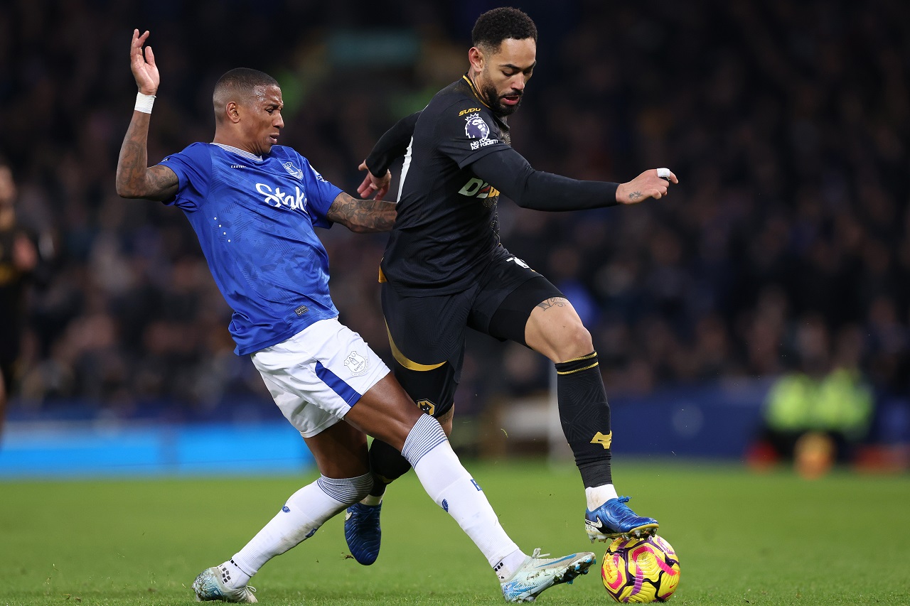 Матеус Кунья («Вулверхэмптон») и Эшли Янг («Эвертон») (фото: Alex Livesey/Getty Images)