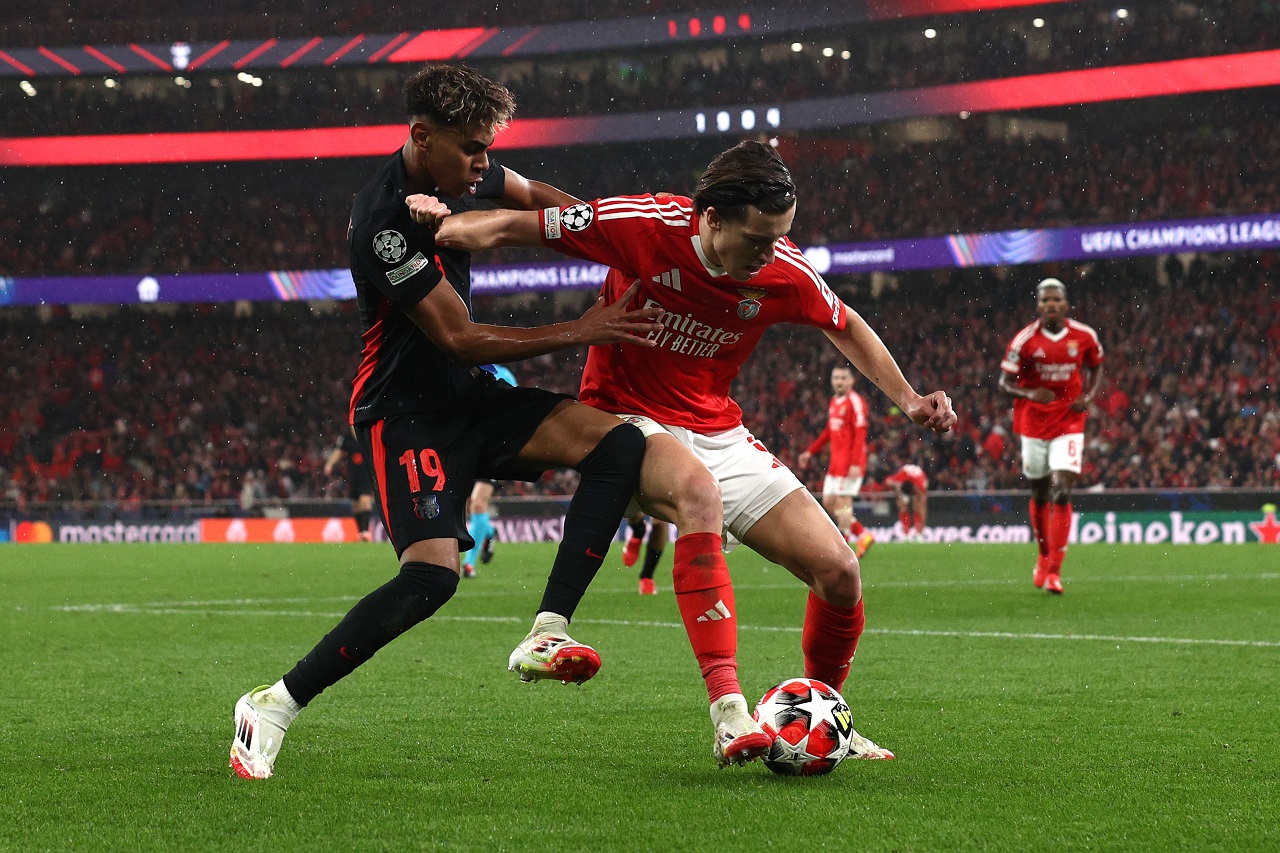 Ламин Ямаль («Барселона») и Альваро Каррерас («Бенфика») (фото: Carlos Rodrigues/Getty Images)