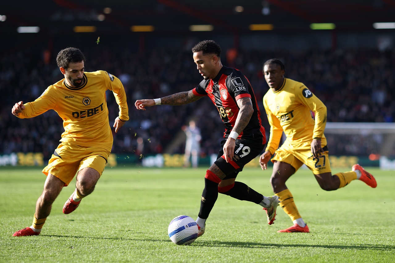 Джастин Клюйверт («Борнмут») и Райан Аит-Нури («Вулверхэмптон») (фото: Charlie Crowhurst/Getty Images)