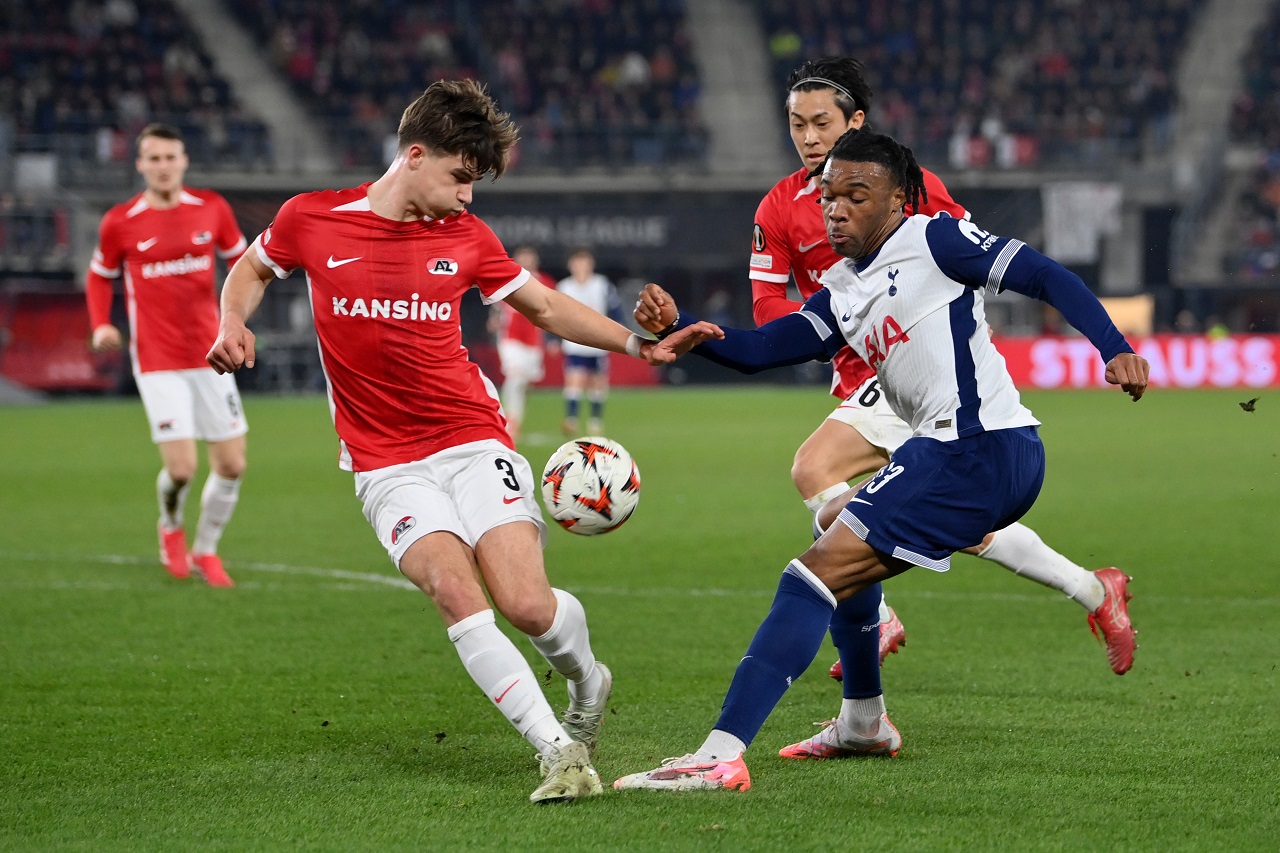 Дестини Удоджи («Тоттенхэм») и Ваутер Гус (АЗ) (фото: Justin Setterfield/Getty Images)