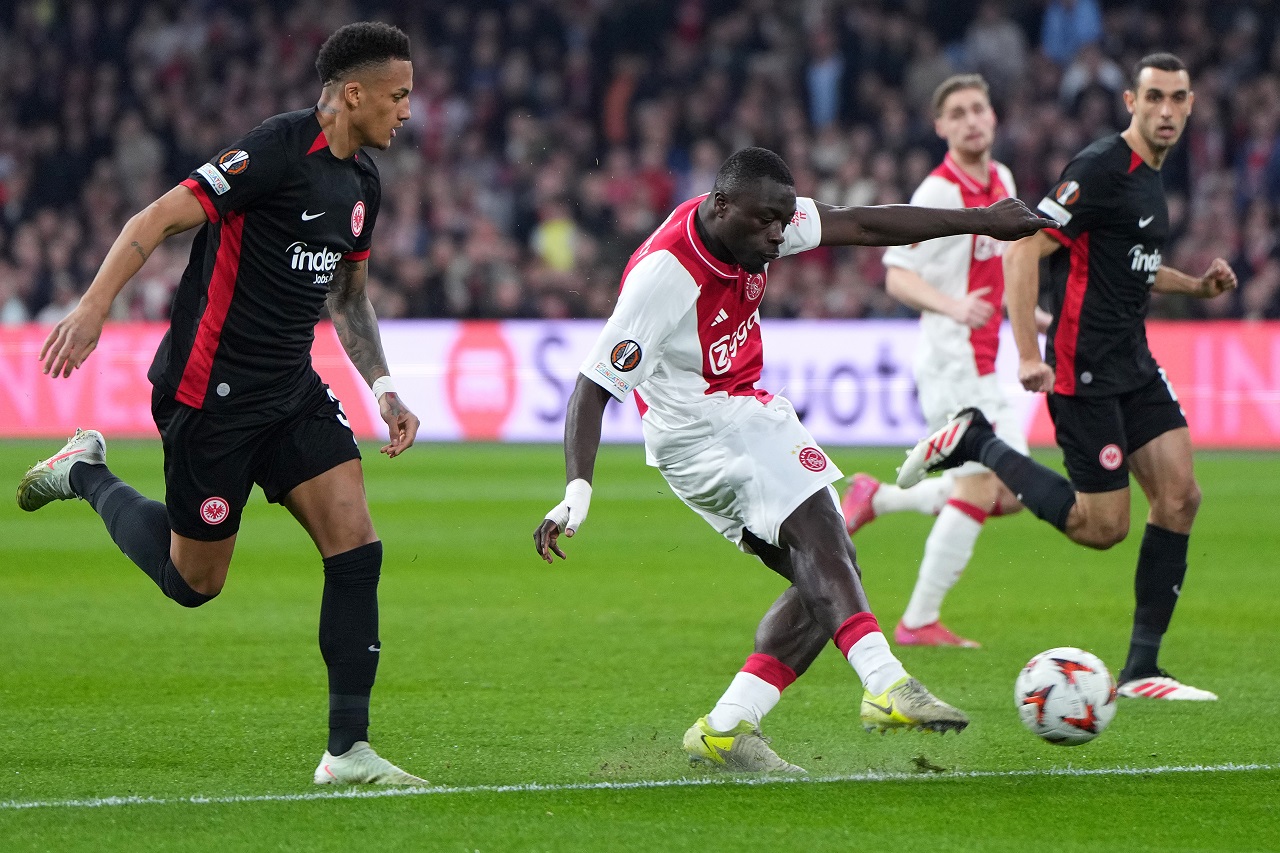 Брайан Бробби («Аякс») в матче с «Айнтрахтом» (фото: Alex Bierens de Haan/Getty Images)