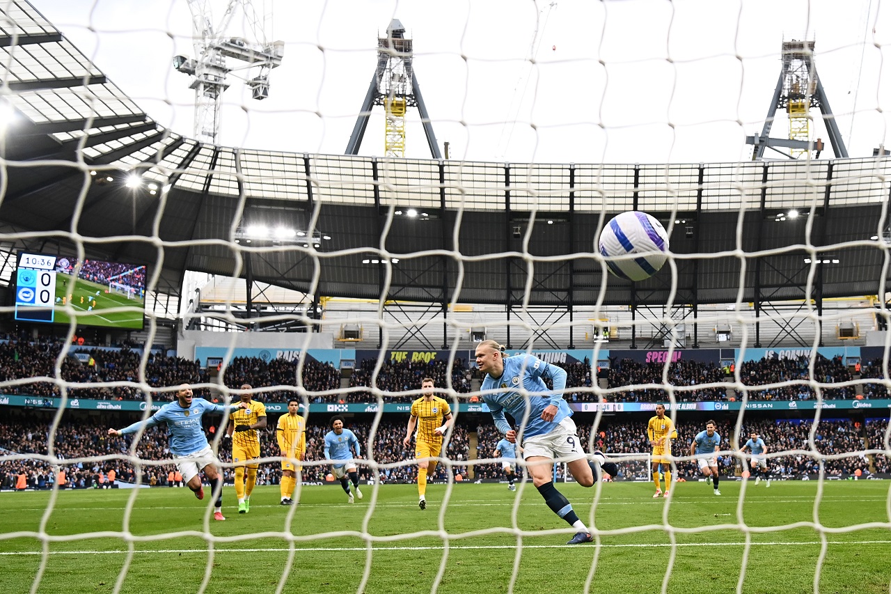 Эрлинг Холанд («Манчестер Сити») забил мяч «Брайтону» (фото: Gareth Copley/Getty Images)
