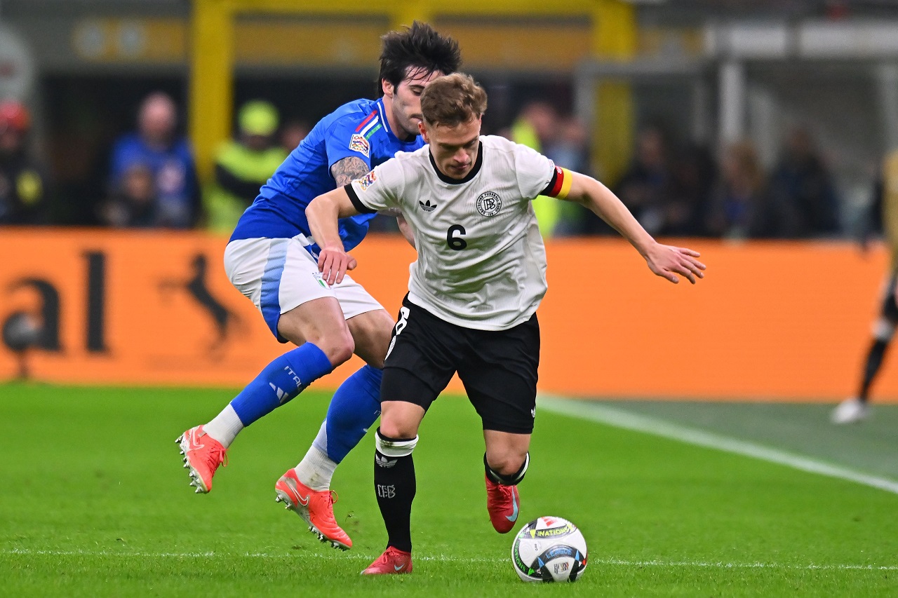 Йозуа Киммих (Германия) и Сандро Тонали (Италия) (фото: Alessandro Sabattini/Getty Images)