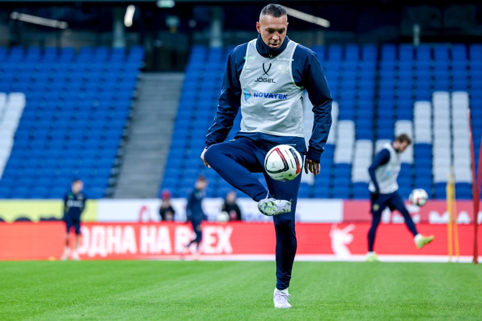 Артем Дзюба на тренировке сборной России в марте 2025 года. Фото: Михаил Шапаев / РФС