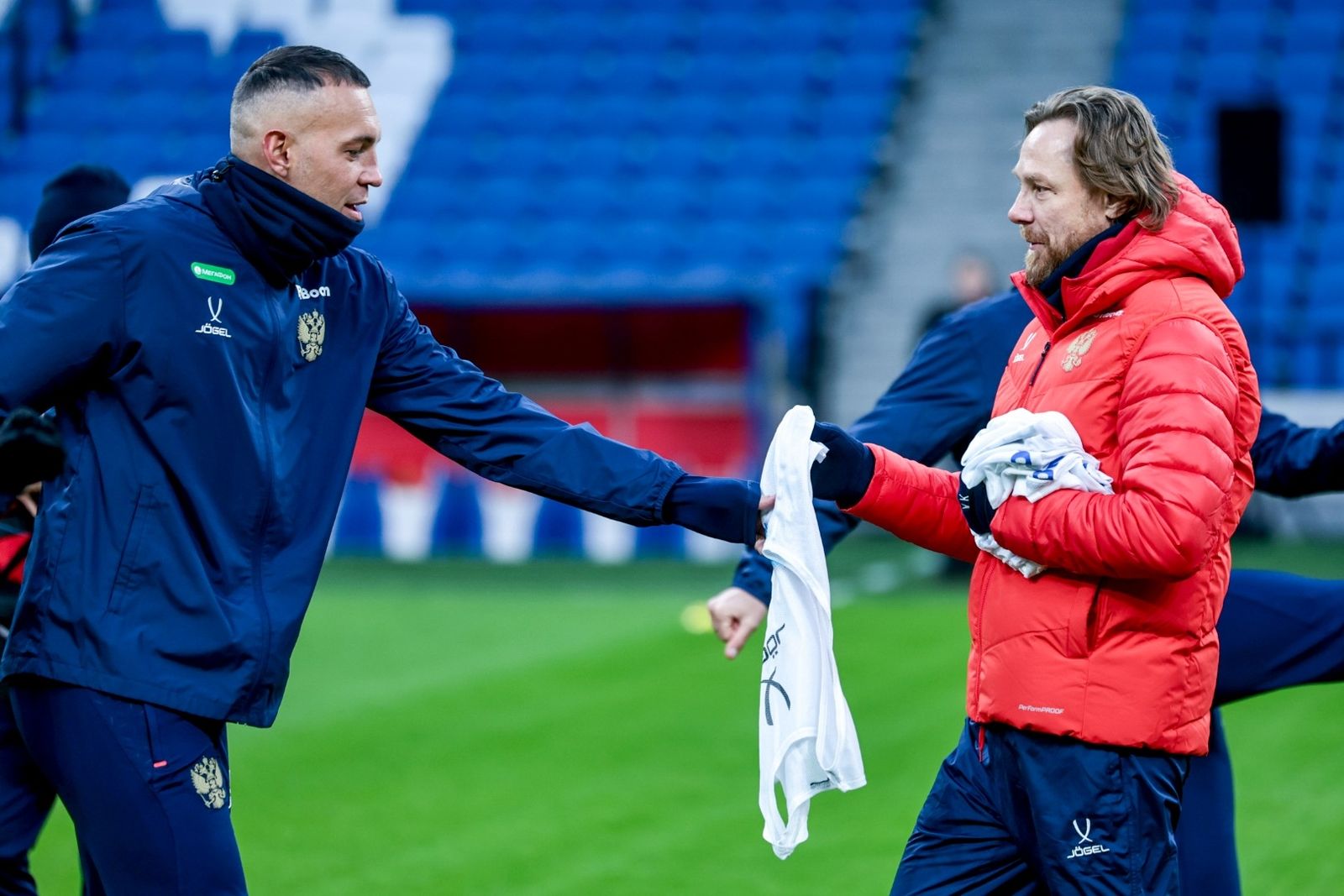 Артем Дзюба и Валерий Карпин на тренировке сборной России в марте 2025 года. Фото: Михаил Шапаев / РФС