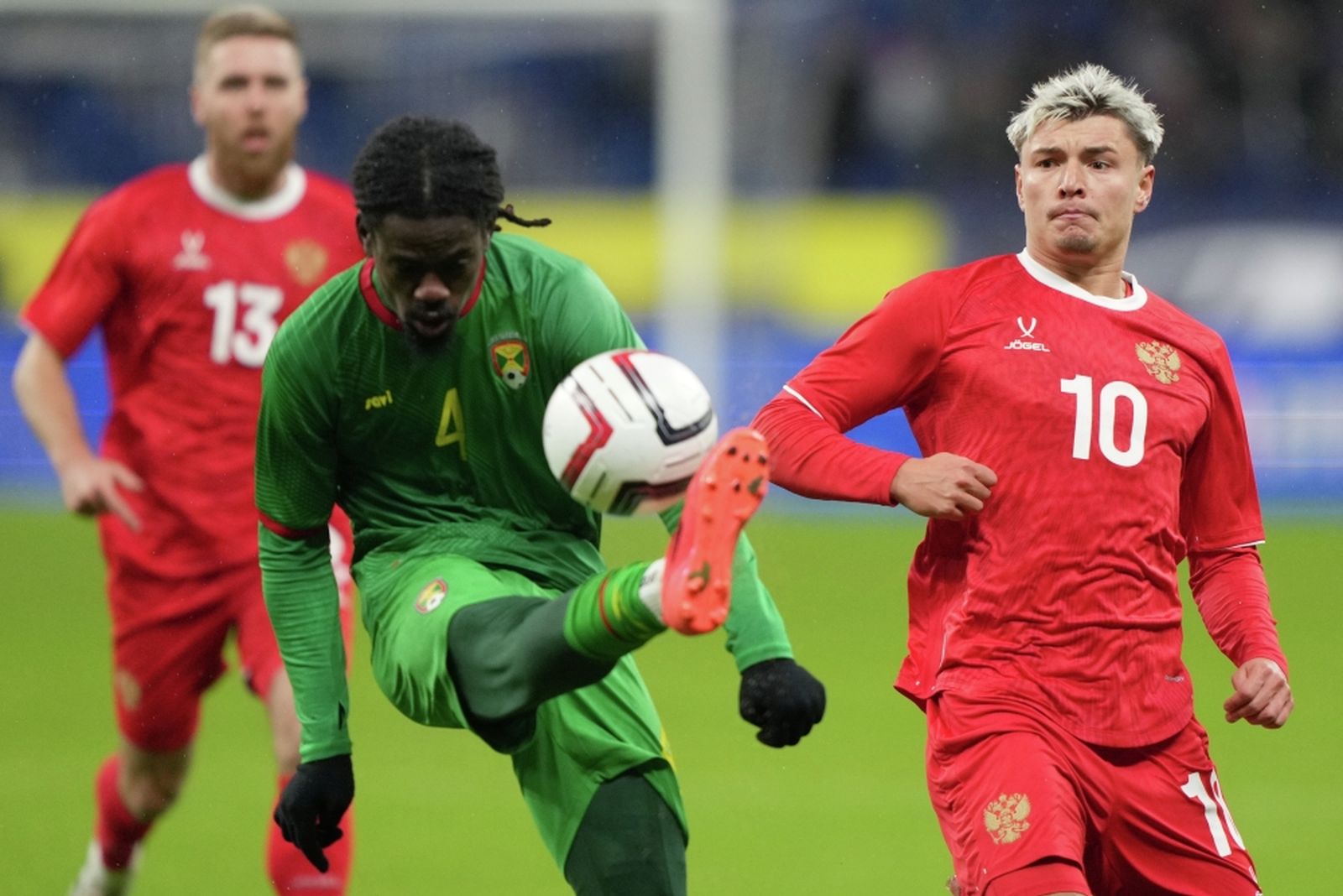 Полузащитник сборной Гренады Доррел Пьер и хавбек сборной России Андрей Мостовой в товарищеском матче в марте 2025 года. Фото: Александр Вильф / РИА Новости ©