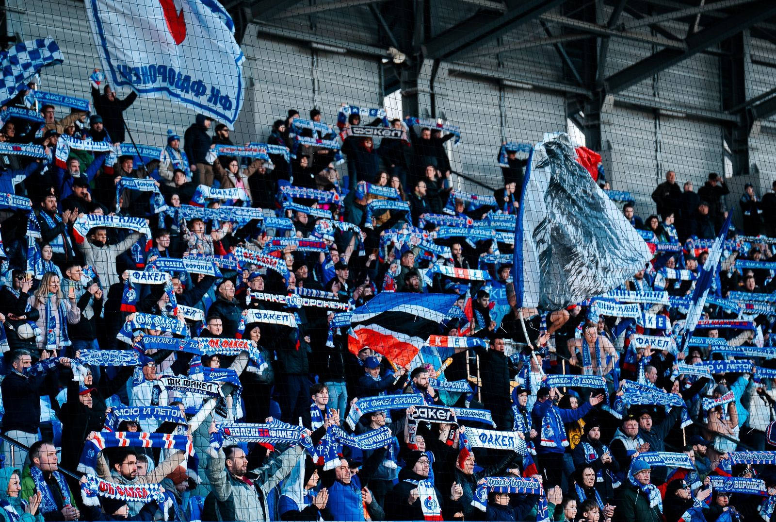 Болельщики на трибунах стадиона «Факел» в Воронеже на матче с «Зенитом» в марте 2025 года. Фото: fakelfc.ru