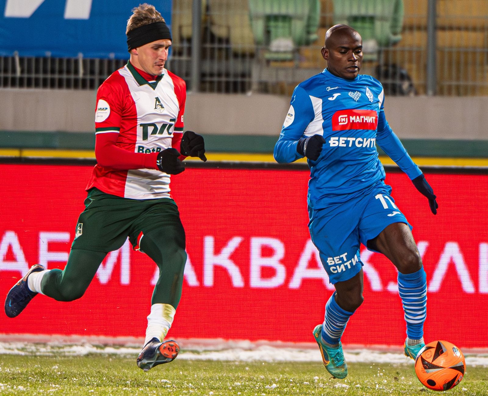 Защитник «Локомотива» Илья Самошников и полузащитник махачкалинского «Динамо» Эгаш Касинтура. Фото: dinamo-mx.ru