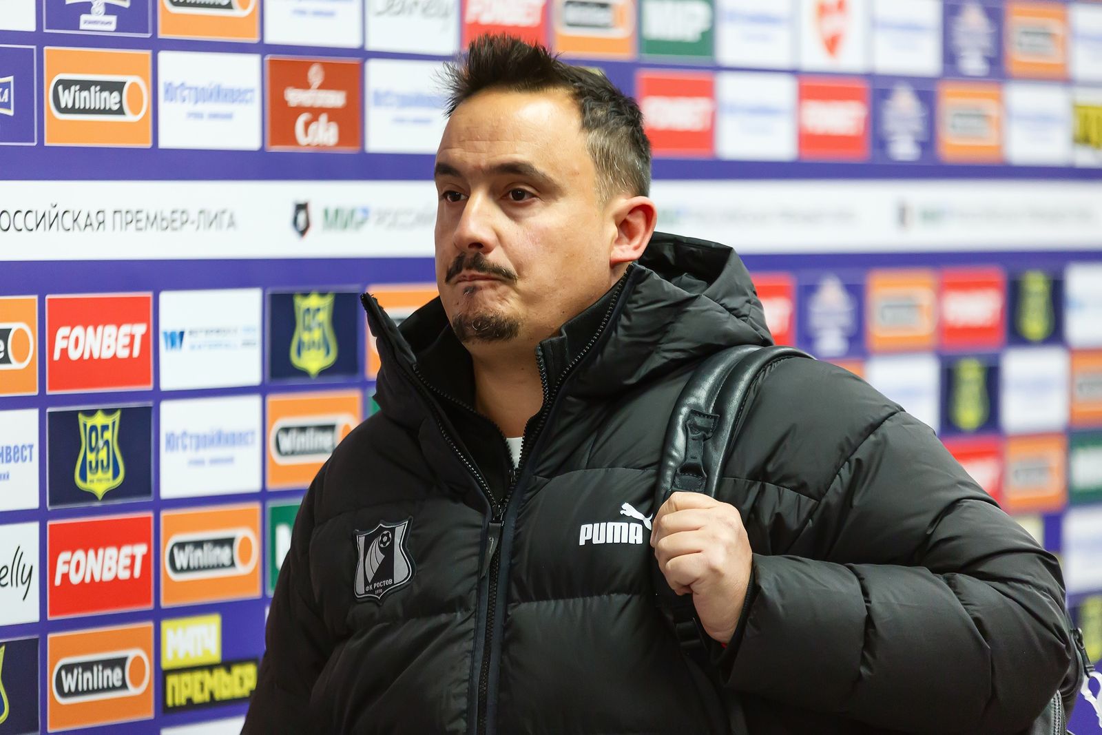 Главный тренер «Ростова» Джонатан Альба перед матчем РПЛ с московским «Динамо» в марте 2025 года. Фото: fc-rostov.ru