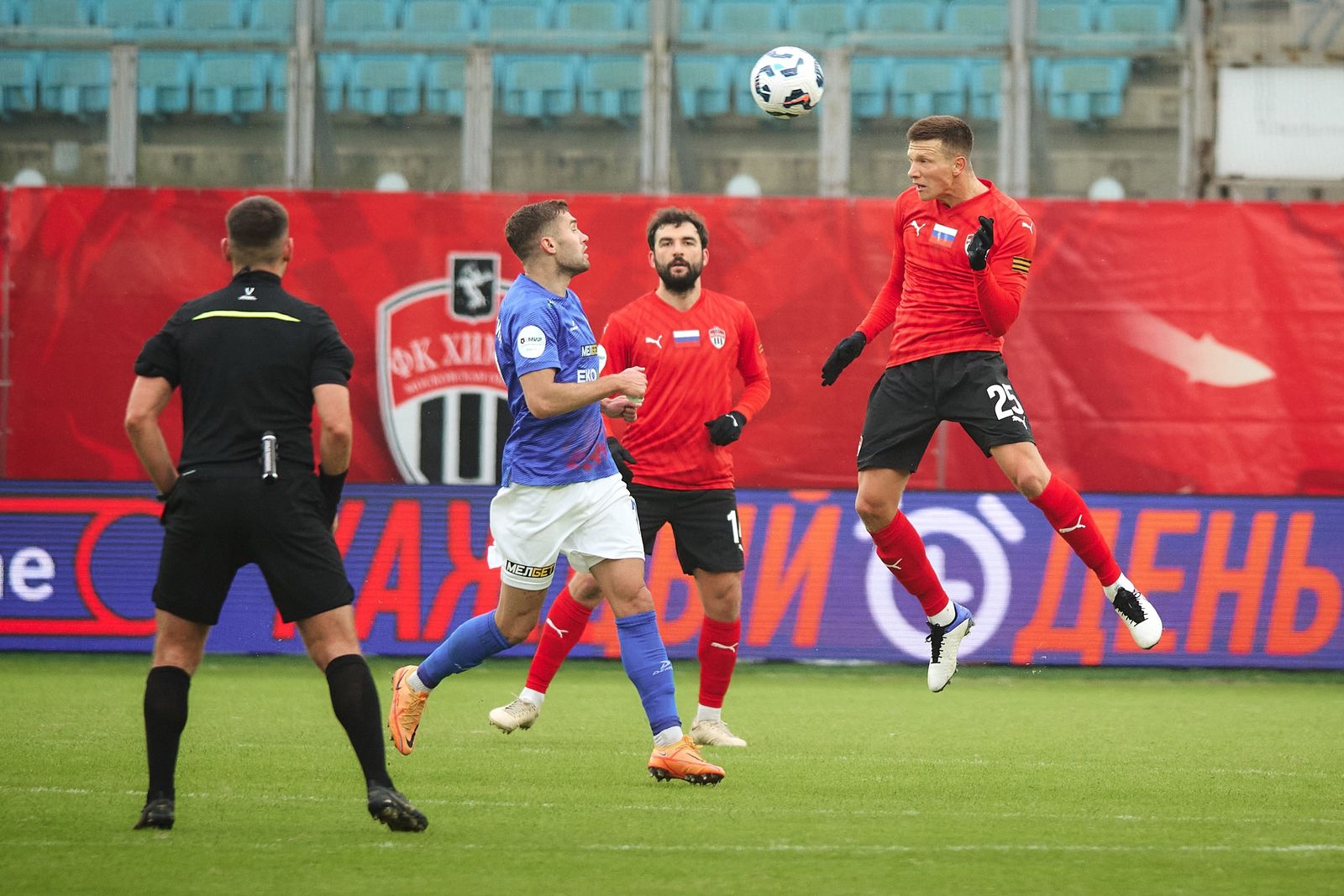 Защитник «Химок» Георгий Джикия (на дальнем плане в центре) в матче РПЛ с «Факелом» в марте 2025 года. Фото: fckhimki.ru