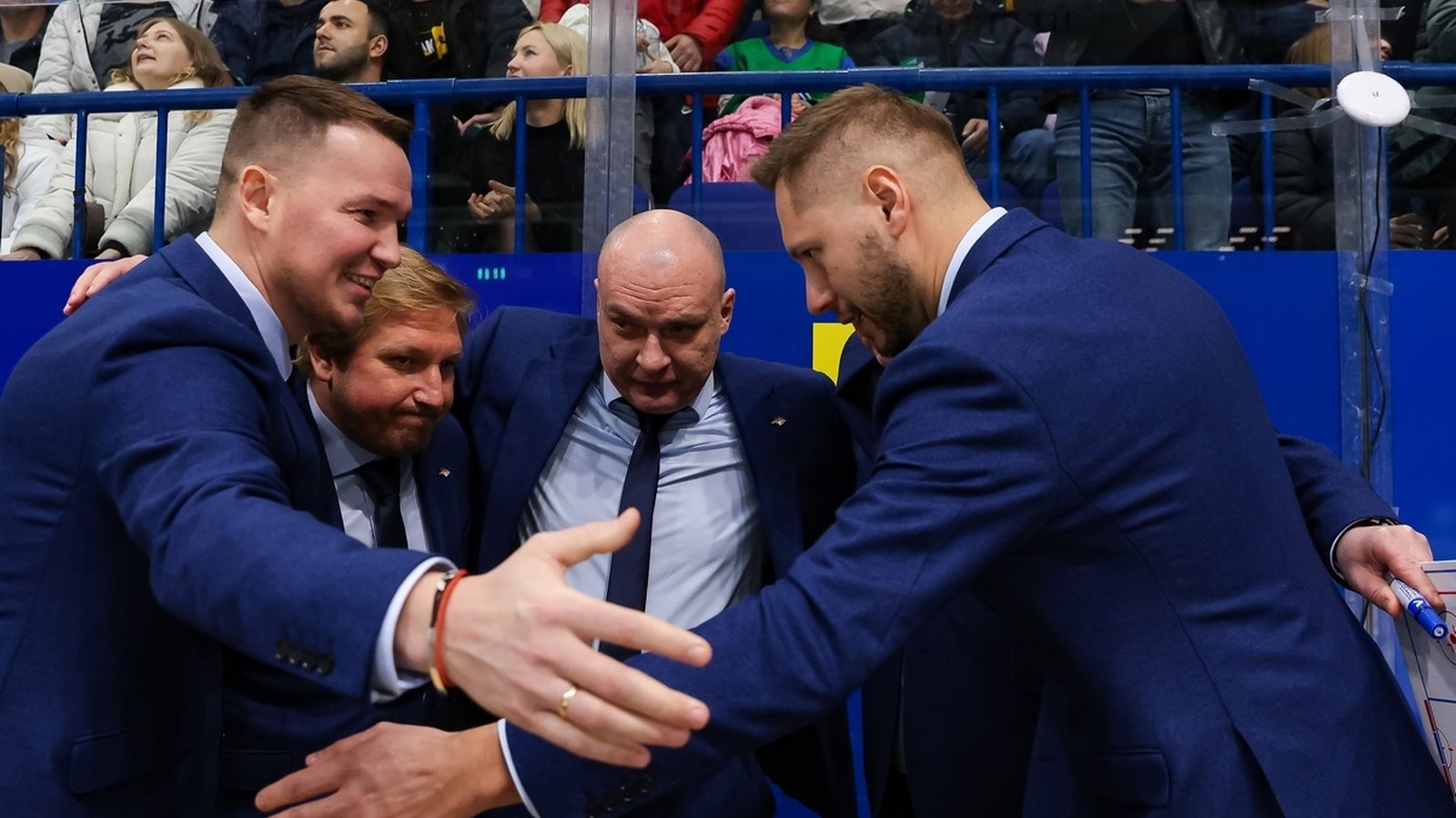 Тренерский штаб Андрея Разина в «Металлурге» во время выездного матча КХЛ с «Салаватом Юлаевым» в ноябре 2024 года. По правую руку от него — Юрий Трубачев . Фото: metallurg.ru