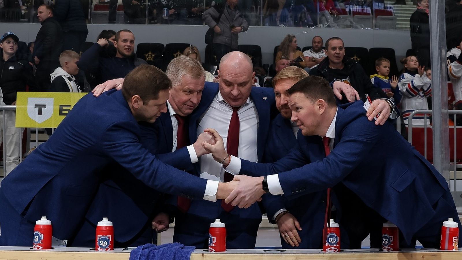 Тренерский штаб Андрея Разина в «Металлурге» во время выездного матча КХЛ с «Адмиралом» в ноябре 2024 года. По левую руку от него — Юрий Трубачев . Фото: metallurg.ru
