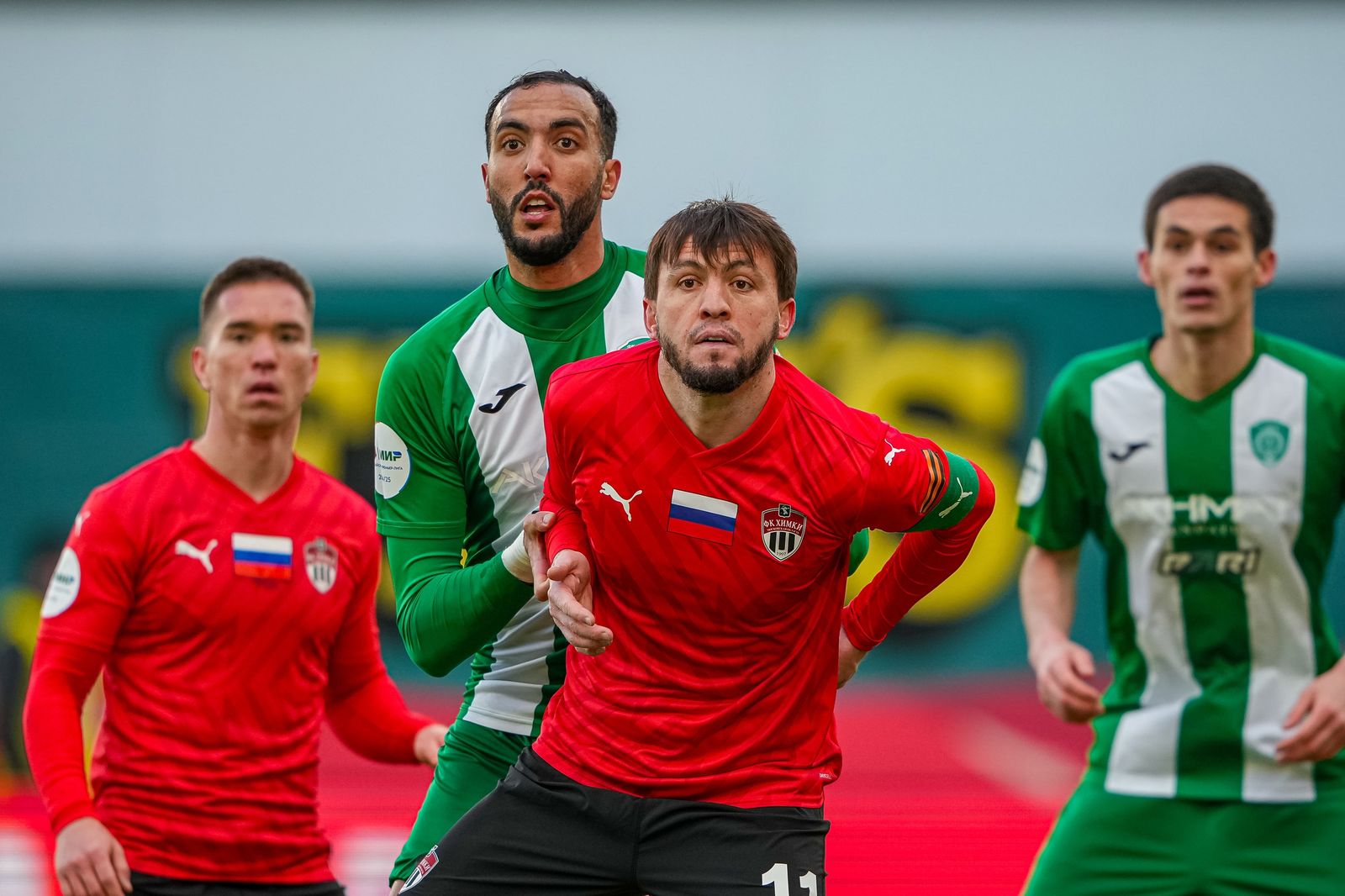 Защитник «Ахмата» Надер Гандри и полузащитник «Химок» Резиуан Мирзов (на ближнем плане) в матче РПЛ в марте 2025 года. Фото: fckhimki.ru