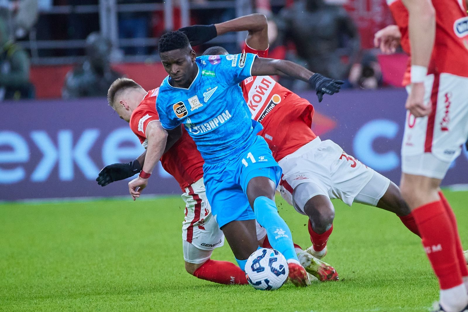 Футболисты «Спартака» Олег Рябчук и Кристофер Мартинс с нарушением правил останавливают забег игрока «Зенита» Луиса Энрике в матче РПЛ в марте 2025 года. Фото: fc-zenit.ru