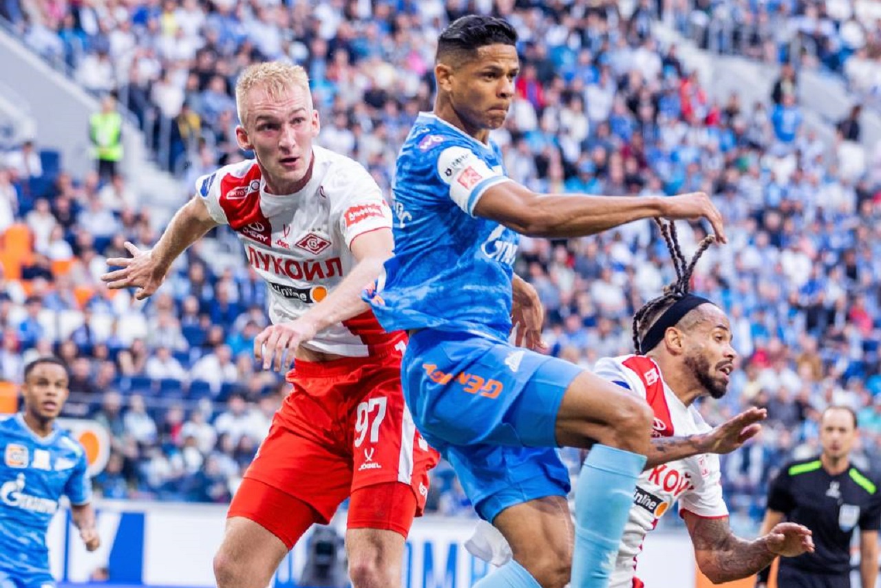 Даниил Денисов («Спартак») и Дуглас Сантос («Зенит») (фото: телеграм-канал клуба из Санкт-Петербурга)