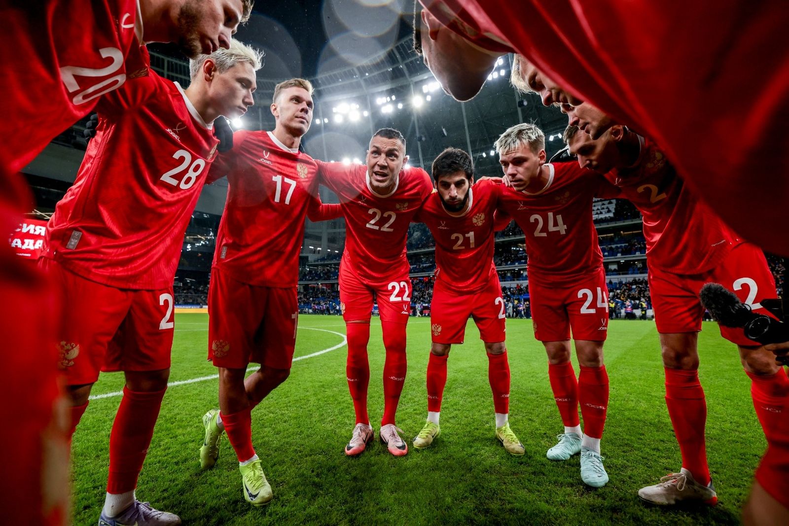 Капитан сборной России Артем Дзюба произносит перед командой напутственную речь перед товарищеским матчем с Гренадой в марте 2025 года. Фото: Михаил Шапаев / РФС ©