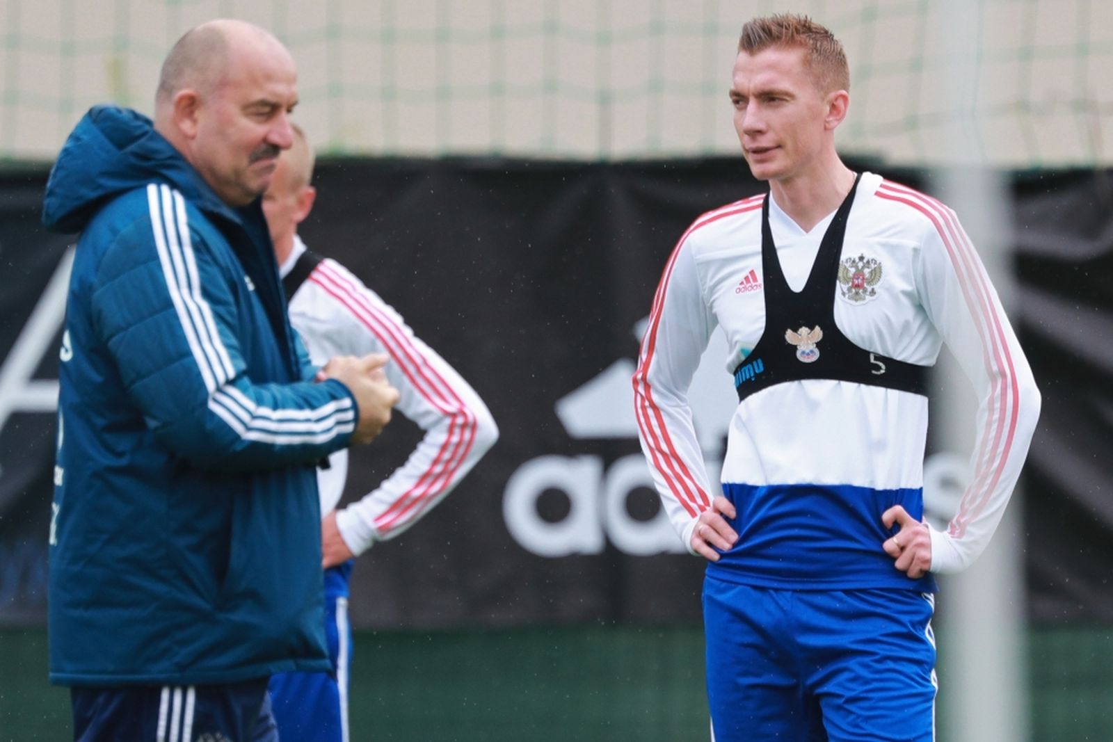 Главный тренер сборной России Станислав Черчесов и защитник команды Андрей Семенов во время тренировки в учебно-тренировочном центре «Новогорск» в мае 2018 года. Фото: Антон Денисов / РИА Новости ©