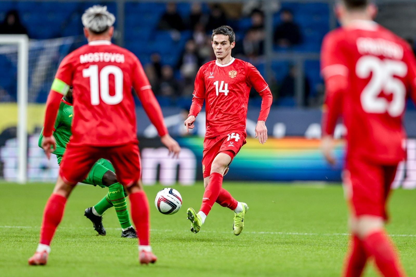 Защитник сборной России Турпал-Али Ибишев (в центре) в товарищеском матче с командой Гренады в марте 2025 года. Фото: Михаил Шапаев / РФС ©