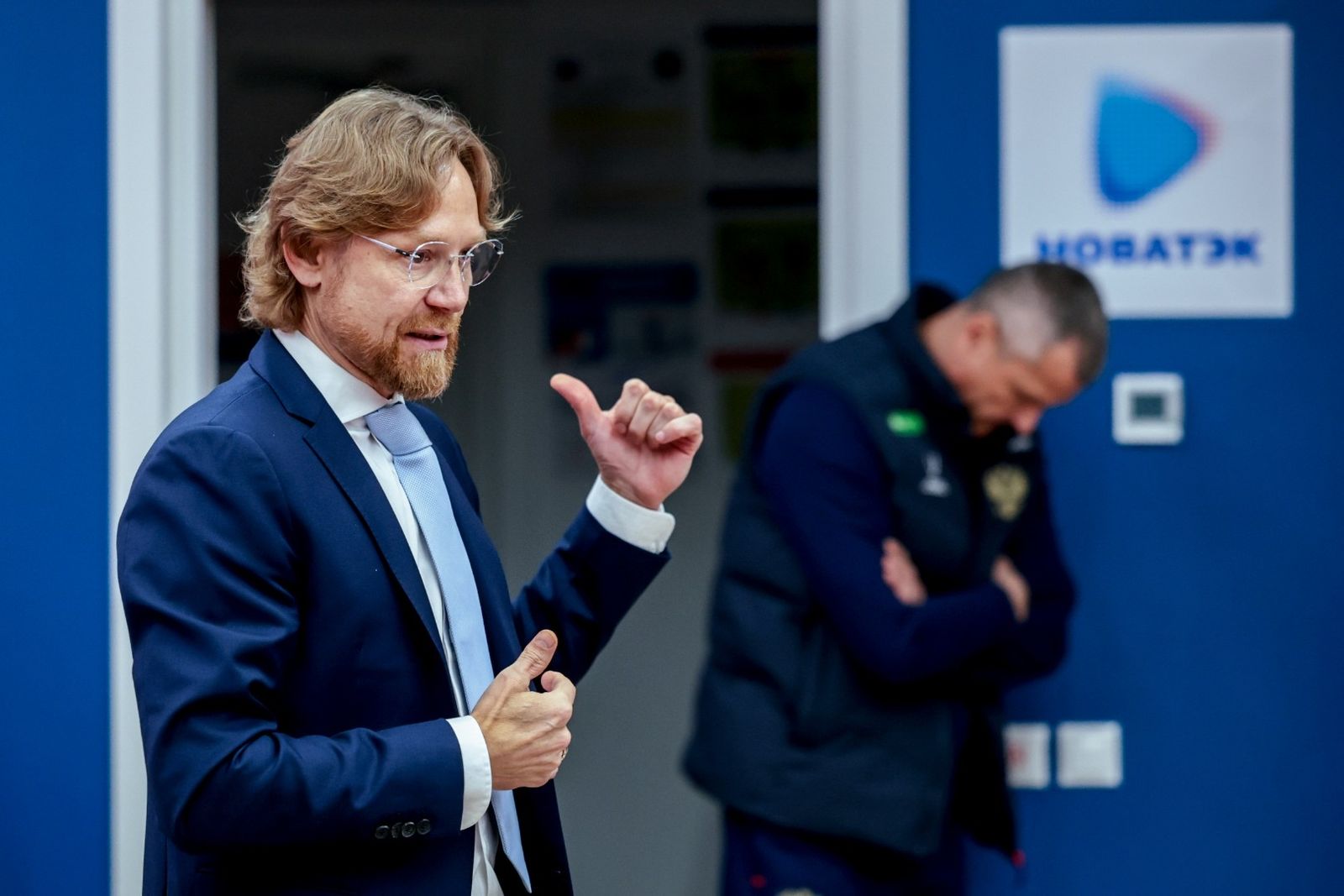 Главный тренер сборной России Валерий Карпин в раздевалке команды перед началом товарищеского матча с Замбией в марте 2025 года. Фото: Михаил Шапаев / РФС ©