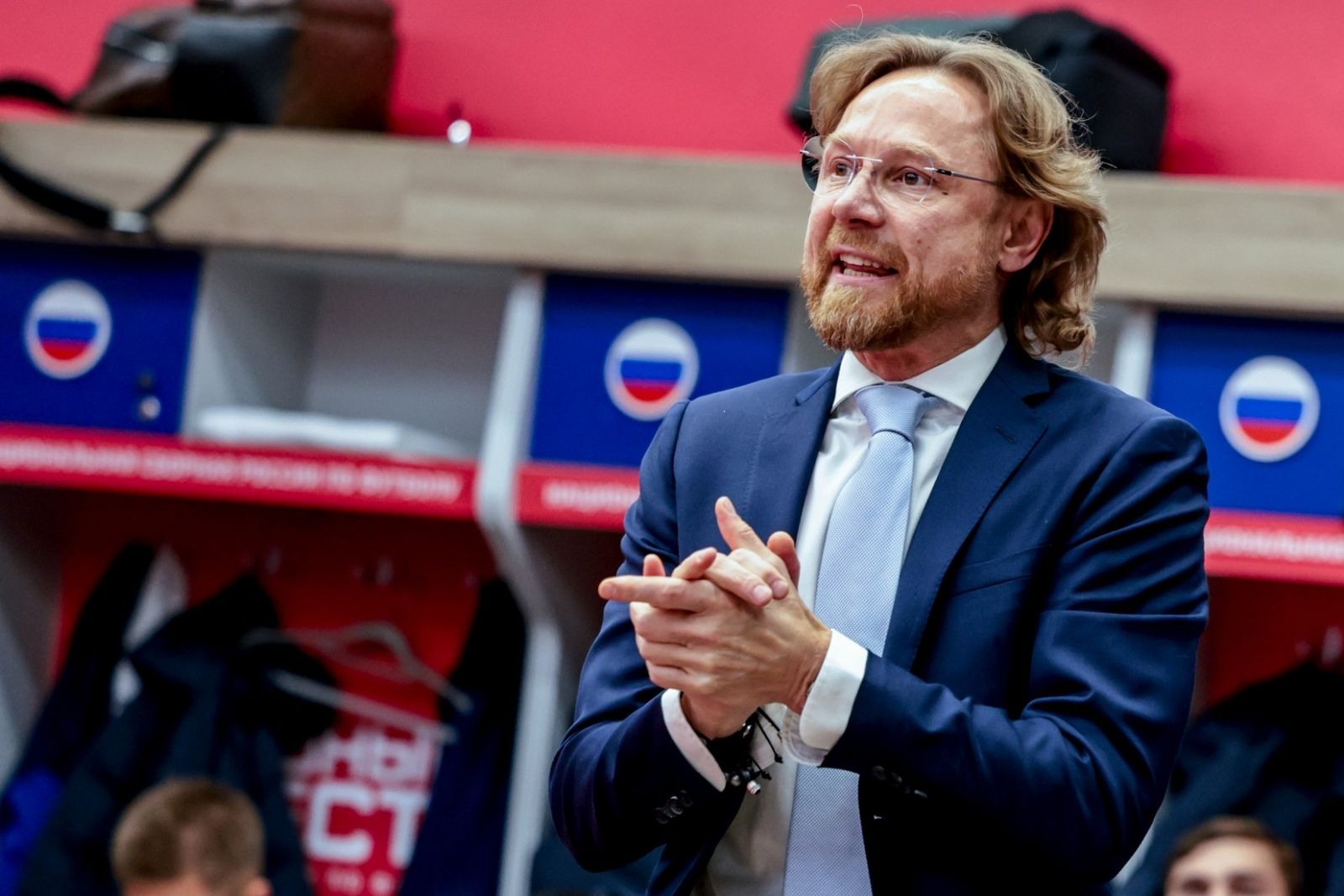 Главный тренер сборной России Валерий Карпин в раздевалке команды перед началом товарищеского матча с Замбией в марте 2025 года. Фото: Михаил Шапаев / РФС ©